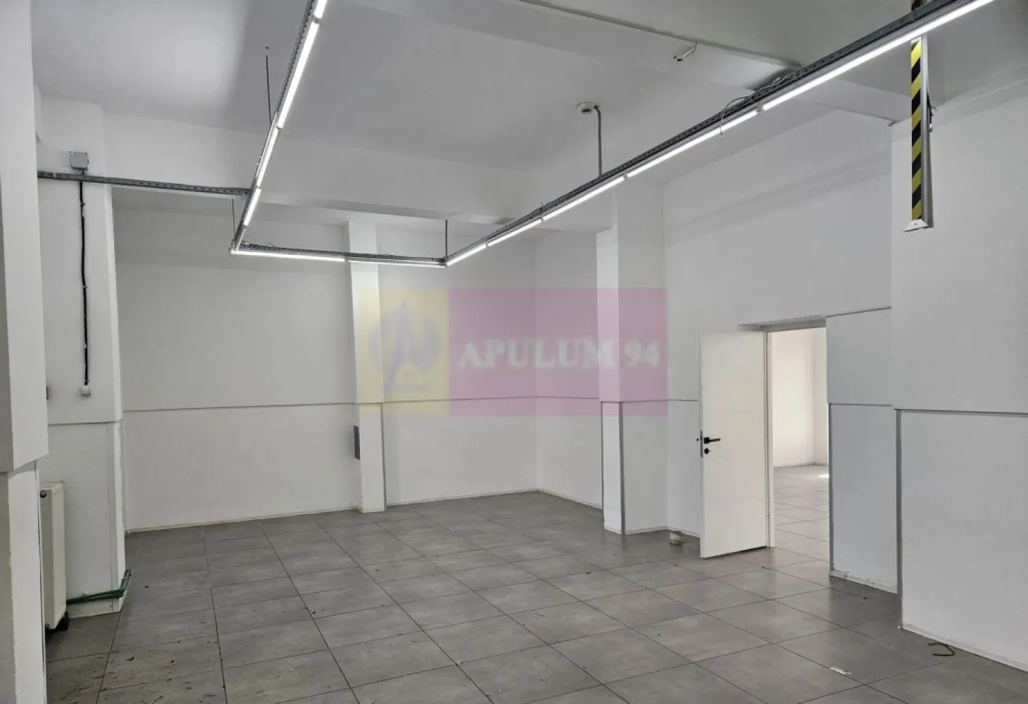 Spatiu comercial Calea Serban Voda, 261 mp, vitrina 20ml, stradal - Va oferim spre inchiriere un spatiu comercial situat la parter de bloc, vitrina 20 ml, pe Calea Șerban Vodă in zona Tineretului, cu vizibilitate foarte buna si acces facil, ideal pentru multiple tipuri de activitati comerciale sau de servicii. Aproape de Metrou Tineretului, stații STB, clădiri de birouri, zone turistice, parcuri. Suprafata utila: 261 mp, toata suprafata este la parter• Vitrina stradala: 20 ml• Open space principal: 112 mp (ideal showroom receptie sala vanzare)• Incaperi suplimentare pentru birouri sau spatii de lucru• 2 grupuri sanitare• Intrare principala din fata• Intrare separata in spate pentru aprovizionare marfa. Potrivit pentru orice tip de activitate: Showroom, supermarket, farmacie, clinica medicala, cafenea, patiserie etc.
Pentru detalii suplimentare si vizionare contactati agentul Dona Camelia 0733683461