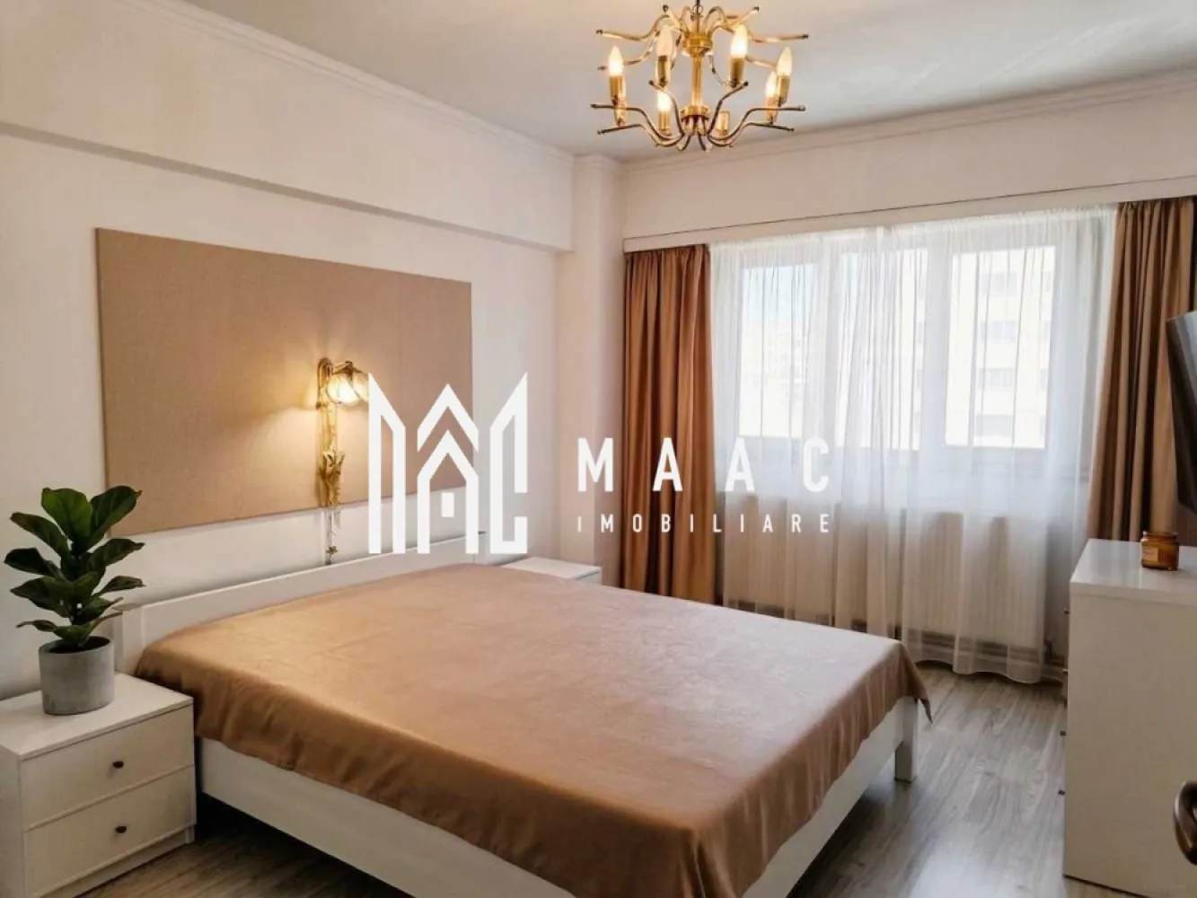 Apartament 3 Camere | 71MPU | Etaj 4 | Dem Radulescu - MAAC Imobiliare vă propune spre vânzare un apartament cu 3 camere, complet decomandat, cu o suprafață utilă de 71 mp, ideal pentru cei care își doresc confort, funcționalitate și o priveliște deschisă asupra orașului. Situat la etajul 4 din 10, într-un bloc liniștit, dotat cu lift nou, apartamentul oferă un echilibru excelent între accesibilitate și intimitate. Se vinde complet mobilat și utilat, exact ca în fotografii – gata pentru mutare imediată, fără investiții suplimentare. Confort & dotări: Centrală termică proprie Viessmann în condensare – eficiență ridicată și costuri reduse Termostat WiFi, control direct din telefon Aer condiționat cu inverter Instalații bine întreținute Compartimentare: Decomandat – spații bine delimitate Camere luminoase Holuri generoase, decorate cu oglinzi ce amplifică senzația de spațiu Bucătărie complet utilată Localizare & avantaje: Vedere panoramică către zona Annabella Retail Park, McDonald’s și Proper Pizza Poziționare excelentă pentru familii – chiar lângă Școala „Anton Pann” Acces facil la magazine, servicii și puncte de interes De ce merită: Gata de locuit / ideal pentru investiție Compartimentare practică, rară pe piață Pentru mai multe detalii sau pentru a programa o vizionare va rugam sa ne contactati specificand ID: CP3038559