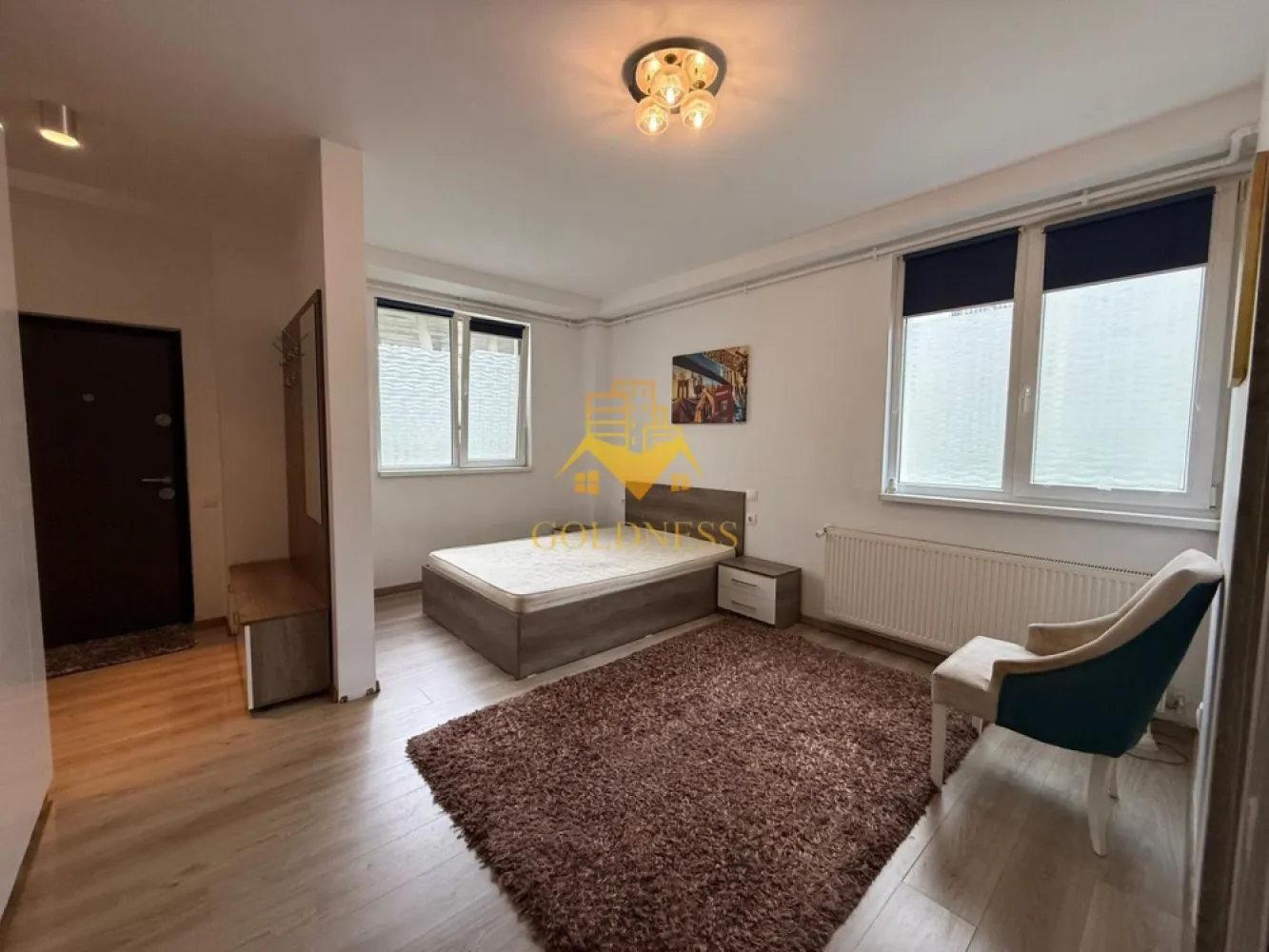 o camera, 32 mp, Gruia Zona Hotel Belvedere, Panoramic - GOLDNESS Imobiliare vă propune spre închiriere un apartament cu o aamera complet mobilata și utilata, la Parter într-un imobil de 2 etaje, în Cartierul Gruia.
Dispune de loc de parcare!
Se află în apropierea stațiilor de transport în comun, magazine, restaurante, spații verzi, farmacii, etc. 

Apartamentul este compartimentat astfel:
 - dormitor cu pat matrimonial, dressing, noptiere
 - bucatariec complet mobilata, utilata, loc de luat amsa
 - baie cu cabina de dus, calorifer port prosop și dulap pentru depozitare.

Imobilul este dotat cu toate cele necesare- centrală proprie, frigider, aragaz, hotă, mașină de spălat haine, etc. 

Dacă sunteți interesați de acest apartament și doriți să îl vizionați, dar și pentru alte oferte nu ezitați să ne contactați telefonic sau prin e-mail. Vă stăm la dispoziție!

Pentru intermediere se percepe un comision de 50% din prețul chiriei!