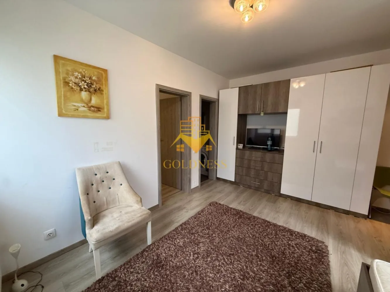 o camera, 32 mp, Gruia Zona Hotel Belvedere, Panoramic - GOLDNESS Imobiliare vă propune spre închiriere un apartament cu o aamera complet mobilata și utilata, la Parter într-un imobil de 2 etaje, în Cartierul Gruia.
Dispune de loc de parcare!
Se află în apropierea stațiilor de transport în comun, magazine, restaurante, spații verzi, farmacii, etc. 

Apartamentul este compartimentat astfel:
 - dormitor cu pat matrimonial, dressing, noptiere
 - bucatariec complet mobilata, utilata, loc de luat amsa
 - baie cu cabina de dus, calorifer port prosop și dulap pentru depozitare.

Imobilul este dotat cu toate cele necesare- centrală proprie, frigider, aragaz, hotă, mașină de spălat haine, etc. 

Dacă sunteți interesați de acest apartament și doriți să îl vizionați, dar și pentru alte oferte nu ezitați să ne contactați telefonic sau prin e-mail. Vă stăm la dispoziție!

Pentru intermediere se percepe un comision de 50% din prețul chiriei!