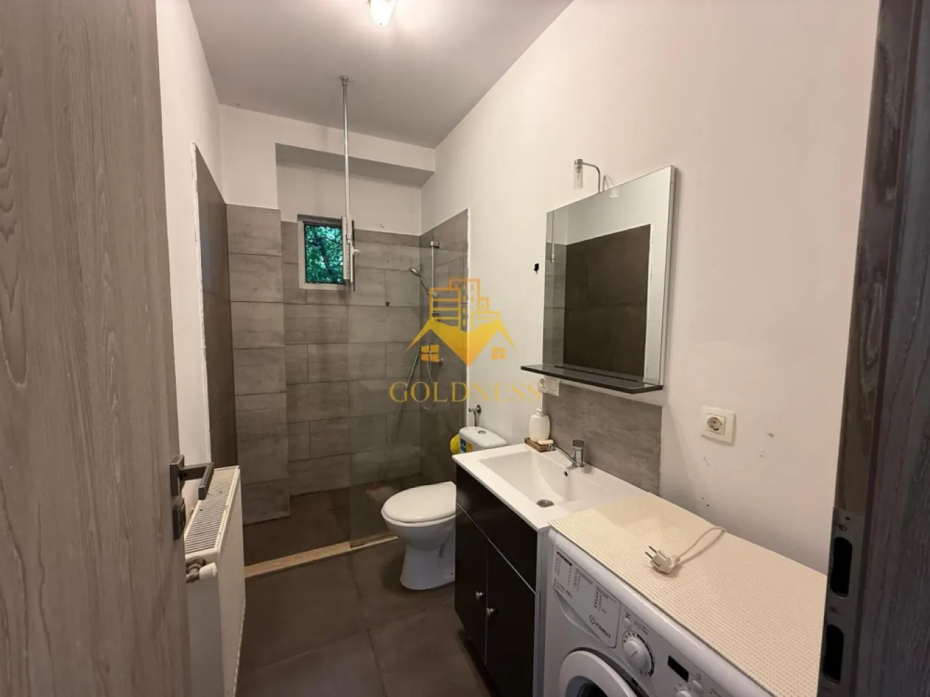o camera, 32 mp, Gruia Zona Hotel Belvedere, Panoramic - GOLDNESS Imobiliare vă propune spre închiriere un apartament cu o aamera complet mobilata și utilata, la Parter într-un imobil de 2 etaje, în Cartierul Gruia.
Dispune de loc de parcare!
Se află în apropierea stațiilor de transport în comun, magazine, restaurante, spații verzi, farmacii, etc. 

Apartamentul este compartimentat astfel:
 - dormitor cu pat matrimonial, dressing, noptiere
 - bucatariec complet mobilata, utilata, loc de luat amsa
 - baie cu cabina de dus, calorifer port prosop și dulap pentru depozitare.

Imobilul este dotat cu toate cele necesare- centrală proprie, frigider, aragaz, hotă, mașină de spălat haine, etc. 

Dacă sunteți interesați de acest apartament și doriți să îl vizionați, dar și pentru alte oferte nu ezitați să ne contactați telefonic sau prin e-mail. Vă stăm la dispoziție!

Pentru intermediere se percepe un comision de 50% din prețul chiriei!