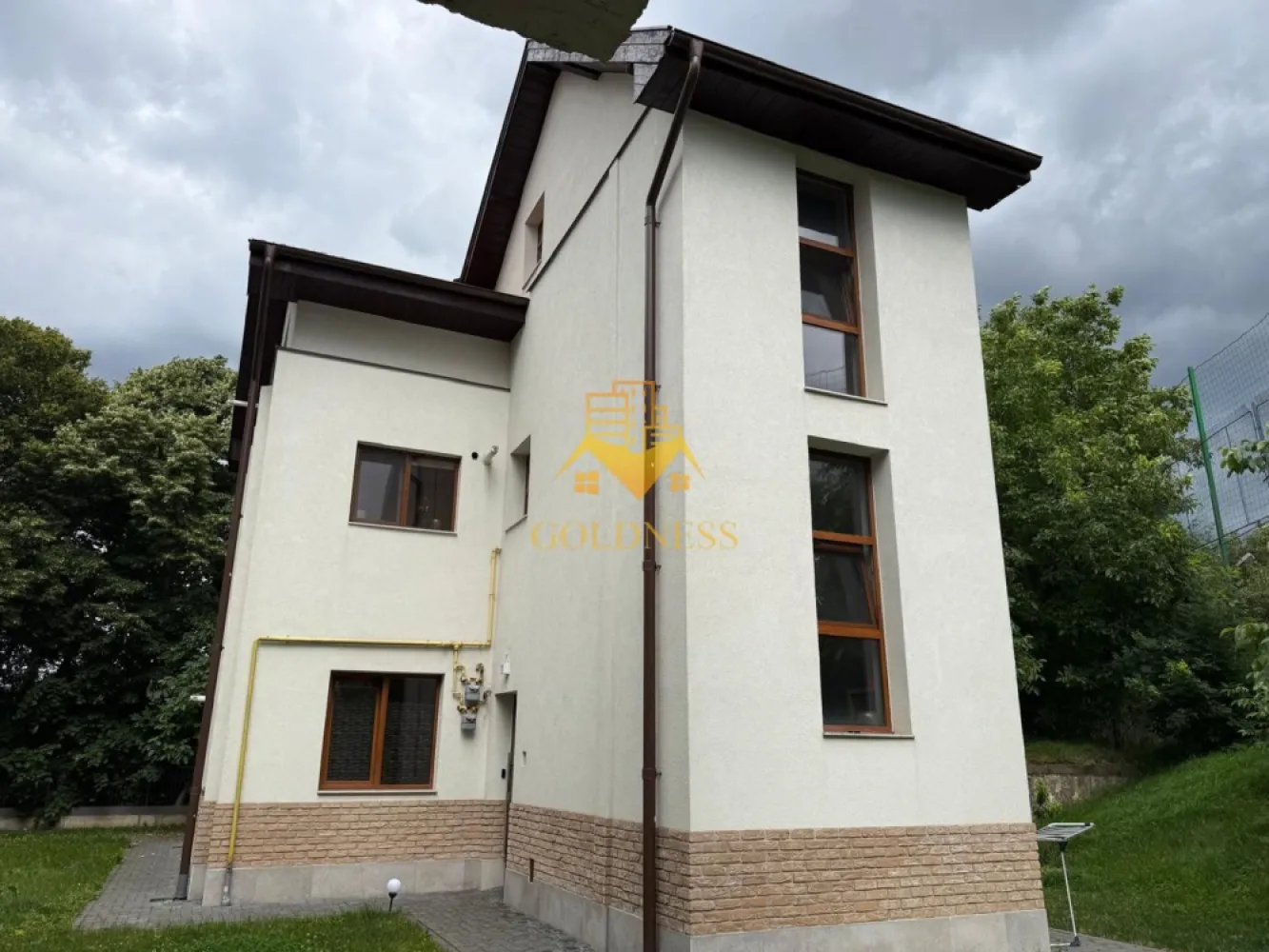 o camera, 32 mp, Gruia Zona Hotel Belvedere, Panoramic - GOLDNESS Imobiliare vă propune spre închiriere un apartament cu o aamera complet mobilata și utilata, la Parter într-un imobil de 2 etaje, în Cartierul Gruia.
Dispune de loc de parcare!
Se află în apropierea stațiilor de transport în comun, magazine, restaurante, spații verzi, farmacii, etc. 

Apartamentul este compartimentat astfel:
 - dormitor cu pat matrimonial, dressing, noptiere
 - bucatariec complet mobilata, utilata, loc de luat amsa
 - baie cu cabina de dus, calorifer port prosop și dulap pentru depozitare.

Imobilul este dotat cu toate cele necesare- centrală proprie, frigider, aragaz, hotă, mașină de spălat haine, etc. 

Dacă sunteți interesați de acest apartament și doriți să îl vizionați, dar și pentru alte oferte nu ezitați să ne contactați telefonic sau prin e-mail. Vă stăm la dispoziție!

Pentru intermediere se percepe un comision de 50% din prețul chiriei!