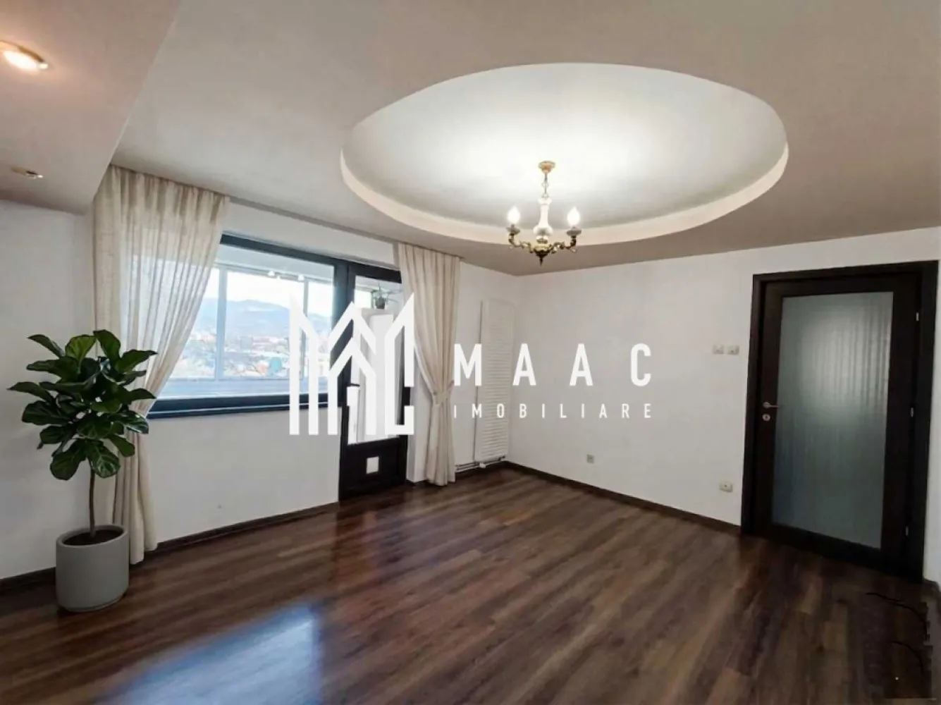 Apartament 3 Camere | 71MPU | Etaj 4 | Dem Radulescu - MAAC Imobiliare vă propune spre vânzare un apartament cu 3 camere, complet decomandat, cu o suprafață utilă de 71 mp, ideal pentru cei care își doresc confort, funcționalitate și o priveliște deschisă asupra orașului. Situat la etajul 4 din 10, într-un bloc liniștit, dotat cu lift nou, apartamentul oferă un echilibru excelent între accesibilitate și intimitate. Se vinde complet mobilat și utilat, exact ca în fotografii – gata pentru mutare imediată, fără investiții suplimentare. Confort & dotări: Centrală termică proprie Viessmann în condensare – eficiență ridicată și costuri reduse Termostat WiFi, control direct din telefon Aer condiționat cu inverter Instalații bine întreținute Compartimentare: Decomandat – spații bine delimitate Camere luminoase Holuri generoase, decorate cu oglinzi ce amplifică senzația de spațiu Bucătărie complet utilată Localizare & avantaje: Vedere panoramică către zona Annabella Retail Park, McDonald’s și Proper Pizza Poziționare excelentă pentru familii – chiar lângă Școala „Anton Pann” Acces facil la magazine, servicii și puncte de interes De ce merită: Gata de locuit / ideal pentru investiție Compartimentare practică, rară pe piață Pentru mai multe detalii sau pentru a programa o vizionare va rugam sa ne contactati specificand ID: CP3038559