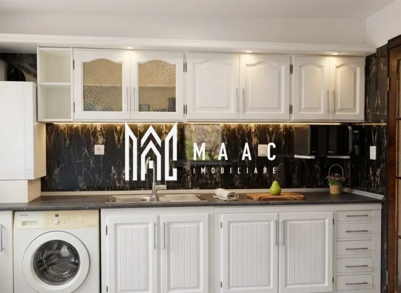 Apartament 3 Camere | 71MPU | Etaj 4 | Dem Radulescu - MAAC Imobiliare vă propune spre vânzare un apartament cu 3 camere, complet decomandat, cu o suprafață utilă de 71 mp, ideal pentru cei care își doresc confort, funcționalitate și o priveliște deschisă asupra orașului. Situat la etajul 4 din 10, într-un bloc liniștit, dotat cu lift nou, apartamentul oferă un echilibru excelent între accesibilitate și intimitate. Se vinde complet mobilat și utilat, exact ca în fotografii – gata pentru mutare imediată, fără investiții suplimentare. Confort & dotări: Centrală termică proprie Viessmann în condensare – eficiență ridicată și costuri reduse Termostat WiFi, control direct din telefon Aer condiționat cu inverter Instalații bine întreținute Compartimentare: Decomandat – spații bine delimitate Camere luminoase Holuri generoase, decorate cu oglinzi ce amplifică senzația de spațiu Bucătărie complet utilată Localizare & avantaje: Vedere panoramică către zona Annabella Retail Park, McDonald’s și Proper Pizza Poziționare excelentă pentru familii – chiar lângă Școala „Anton Pann” Acces facil la magazine, servicii și puncte de interes De ce merită: Gata de locuit / ideal pentru investiție Compartimentare practică, rară pe piață Pentru mai multe detalii sau pentru a programa o vizionare va rugam sa ne contactati specificand ID: CP3038559