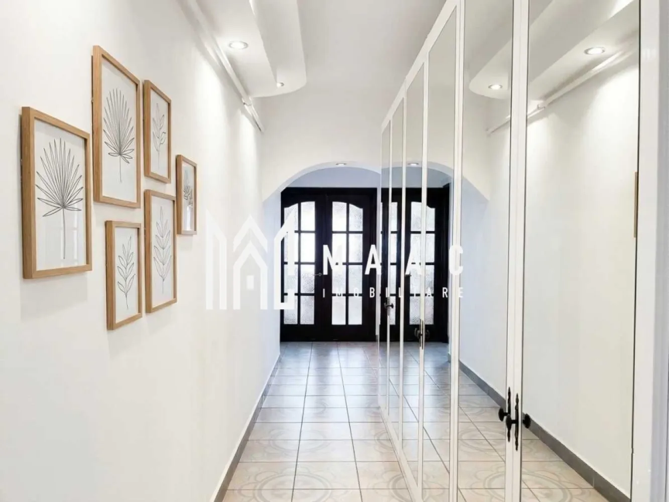Apartament 3 Camere | 71MPU | Etaj 4 | Dem Radulescu - MAAC Imobiliare vă propune spre vânzare un apartament cu 3 camere, complet decomandat, cu o suprafață utilă de 71 mp, ideal pentru cei care își doresc confort, funcționalitate și o priveliște deschisă asupra orașului. Situat la etajul 4 din 10, într-un bloc liniștit, dotat cu lift nou, apartamentul oferă un echilibru excelent între accesibilitate și intimitate. Se vinde complet mobilat și utilat, exact ca în fotografii – gata pentru mutare imediată, fără investiții suplimentare. Confort & dotări: Centrală termică proprie Viessmann în condensare – eficiență ridicată și costuri reduse Termostat WiFi, control direct din telefon Aer condiționat cu inverter Instalații bine întreținute Compartimentare: Decomandat – spații bine delimitate Camere luminoase Holuri generoase, decorate cu oglinzi ce amplifică senzația de spațiu Bucătărie complet utilată Localizare & avantaje: Vedere panoramică către zona Annabella Retail Park, McDonald’s și Proper Pizza Poziționare excelentă pentru familii – chiar lângă Școala „Anton Pann” Acces facil la magazine, servicii și puncte de interes De ce merită: Gata de locuit / ideal pentru investiție Compartimentare practică, rară pe piață Pentru mai multe detalii sau pentru a programa o vizionare va rugam sa ne contactati specificand ID: CP3038559