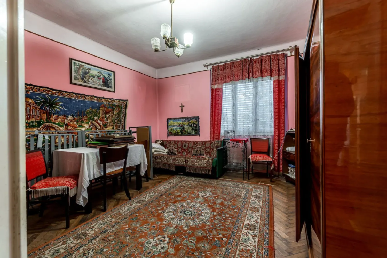 Casă în Dorobanți / 2 fronturi stradale - Dorobanți e genul de loc pe care îl alegi când vrei liniște, spațiu și acel stil de viață „așezat”, în care ziua începe cu aer curat și se termină cu un ceai în curte. Iar proprietatea asta îți dă exact libertatea pe care o cauți: 2.500 mp de teren, organizat, cu livadă tânără și anexe care chiar îți sunt utile.

Interior (practic și luminos): 2 camere mari la stradă + o cameră suplimentară; hol luminos; baie cu cadă; toaletă separată cu geam; cămară, pivniță, acces în pod; încălzire pe lemne; apă la rețea; proiect aprobat pentru fosă nouă (fără costuri pentru viitorul proprietar).

Exterior (aici începe povestea frumoasă): acces auto; curte cu vie și flori; filigorie (locul perfect pentru seri lungi); bucătărie de vară; cameră de lemne; garaj metalic + anexe utile; jumătate din teren: livadă tânără – pentru producție reală, nu doar decor.

Mai ai și un avantaj rar: 2 fronturi stradale, deci poți gândi extindere, compartimentare sau acces separat fără bătăi de cap. 

Imaginează-ți cum ar fi să ai loc pentru grădină, hobby-uri, poate câteva animale… sau pur și simplu liniște, cu tot ce îți trebuie în curtea ta.

📞 Pentru detalii și programarea unei vizionări sună‑mă acum, sunt Mihai Molnar și am numărul de telefon: 0761 899 230

💳 Nu dispui de toată suma? Te ajutăm gratuit cu finanțarea: îți obținem oferte de la 16 bănci, astfel încât să alegi varianta cea mai avantajoasă.

🏠 Ai o proprietate de vânzare în Arad și vrei să știi cât valorează cu adevărat?
Sună‑mă pentru o evaluare gratuită, fără obligații.

🏢 ACASĂ | Agenție imobiliară Arad
Bulevardul Decebal 2, Arad 310133