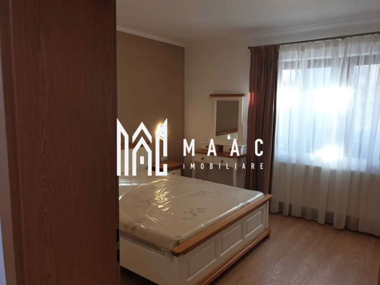 Apartament 3 Camere | 100 MPU | Terasa | Sub Arini - MAAC Imobiliare vă propune spre închiriere un imobil deosebit, situat într-o zonă premium din Sibiu, la doar 100 m de Parcul Sub Arini, ideal atât pentru locuire, cât și pentru activități profesionale discrete.

Proprietatea oferă combinația perfectă între spațiu generos, confort și o locație excelentă, fiind potrivită pentru profesioniști, expați, antreprenori sau familii care își doresc un stil de viață de calitate.

Detalii generale:

* suprafață utilă: 100 mp
* terasă exterioară: 15 mp
* curte proprie: 105 mp
* pivniță

Compartimentare:

* living spațios și luminos
* 2 dormitoare complet mobilate 
* bucătărie complet utilată
* baie modernă
* dressing / debara
* hol generos

Dotări și avantaje:

* mobilat complet, stare impecabilă
* pregătit pentru mutare imediată
* spații generoase și bine compartimentate
* curte proprie, ideală pentru relaxare
* terasă perfectă pentru petrecerea timpului în aer liber

Utilizare flexibilă:
Imobilul permite atât utilizare rezidențială, cât și profesională (home office / activități independente), fiind ideal pentru:

* profesioniști / expați
* antreprenori / freelanceri
* activitate remote + locuire
* cupluri sau familii care își doresc spațiu suplimentar

Localizare:

* la doar 100 m de Parcul Sub Arini
* zonă liniștită, verde

Pentru mai multe detalii sau pentru programarea unei vizionări, vă rugăm să ne contactați și să menționați ID : CP3039252
