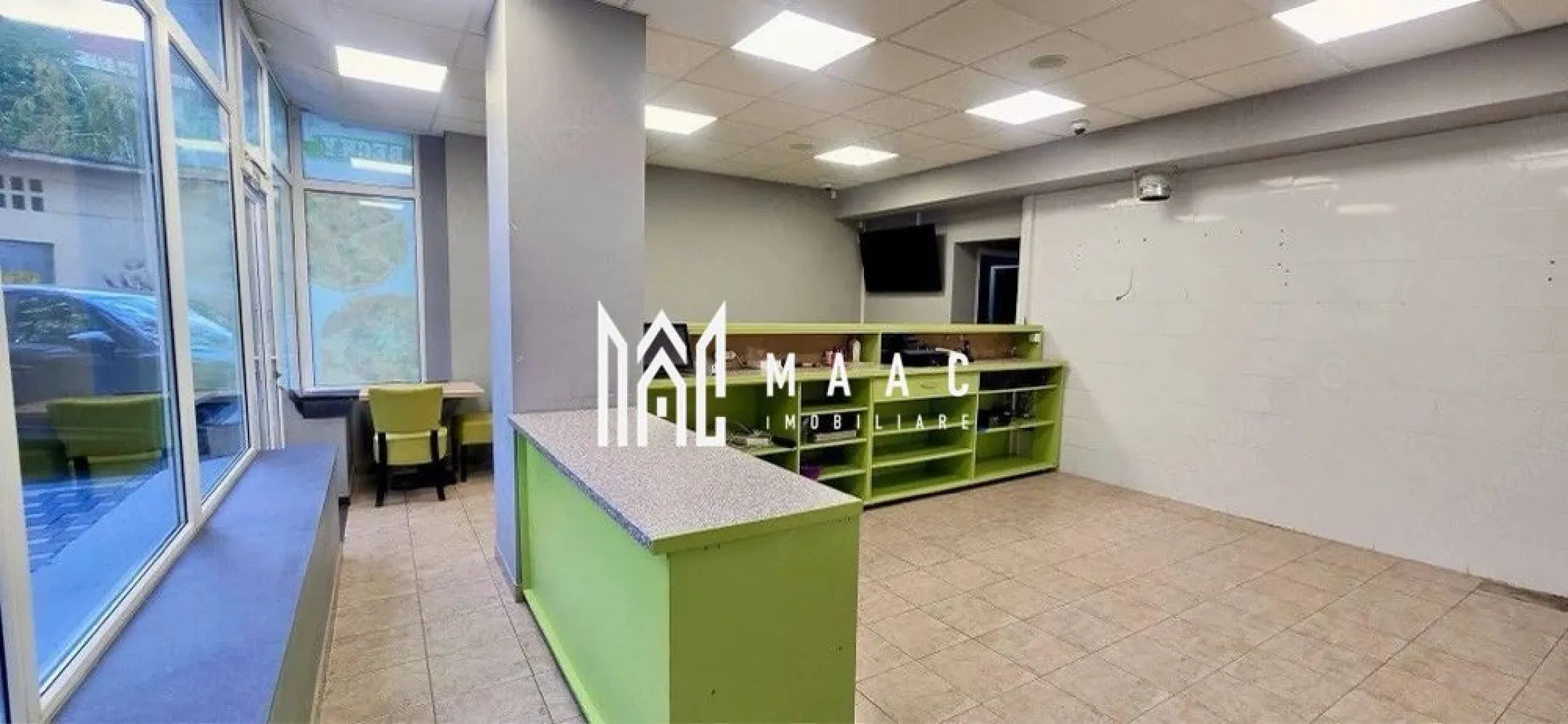 Spațiu Comercial Premium de Vânzare | Zona Nord | Strada Rapsodiei - MAAC Imobiliare vă propune spre vânzare sau închiriere un spațiu comercial premium situat în zona Nord, la parterul unui imobil modern, pe strada Rapsodiei, Bloc H7. Proprietatea beneficiază de o poziționare excelentă, într-o zonă cu trafic pietonal ridicat și vizibilitate foarte bună, fiind potrivită pentru afaceri care se bazează pe flux constant de clienți în proximitate. Prețul de vânzare este de 164.000 EUR, iar prețul de închiriere este de 850 EUR.

Suprafața totală utilă a spațiului este de 54,78 mp, compartimentată eficient pentru desfășurarea diverselor activități comerciale sau profesionale:
-spațiu comercial: 33,69 mp
-birou: 12,24 mp
-hol: 3,52 mp
-spălătorie: 1,80 mp
-WC: 1,10 mp
-hol acces secundar

Spațiul este ideal pentru multiple domenii de activitate, precum cabinete medicale, salon de înfrumusețare, showroom, birouri, farmacie sau punct farmaceutic, supermarket de proximitate sau orice tip de business care necesită expunere vizibilă și acces facil pentru clienți.

Datorită poziționării strategice și compartimentării funcționale, această proprietate reprezintă o oportunitate excelentă atât pentru dezvoltarea unei afaceri, cât și ca investiție pe termen lung.

Pentru mai multe detalii și pentru a programa o vizionare, vă rugăm să menționați la telefon numărul CP3040737.