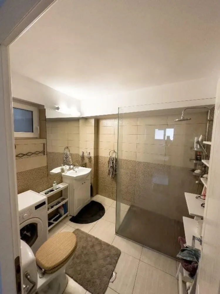 Ag BRASADAS vinde Ap 2 cam DEMISOL 2016 + Garaj DOROBANTI. - Agenția BRASADAS vinde apartament cu 2 camere in zona Dorobanti/Floreasca, in bloc tip Boutique, P+3 (7 apartamente total), an constructie 2015, foarte luminos, spatios, bine compartimentat, living openspace, debara cu spatiu de depozitare amenajat.
Se vinde MOBILAT, UTILAT, jaluzele interioare si exterioare aluminiu automate, alarma apartament, sistem de iluminare Philiphs HUE si detine un loc de PARCARE in subteran, care se poate achizitiona separat (15000 eur).
Pentru mai multe oferte accesați www.brasadas.com.