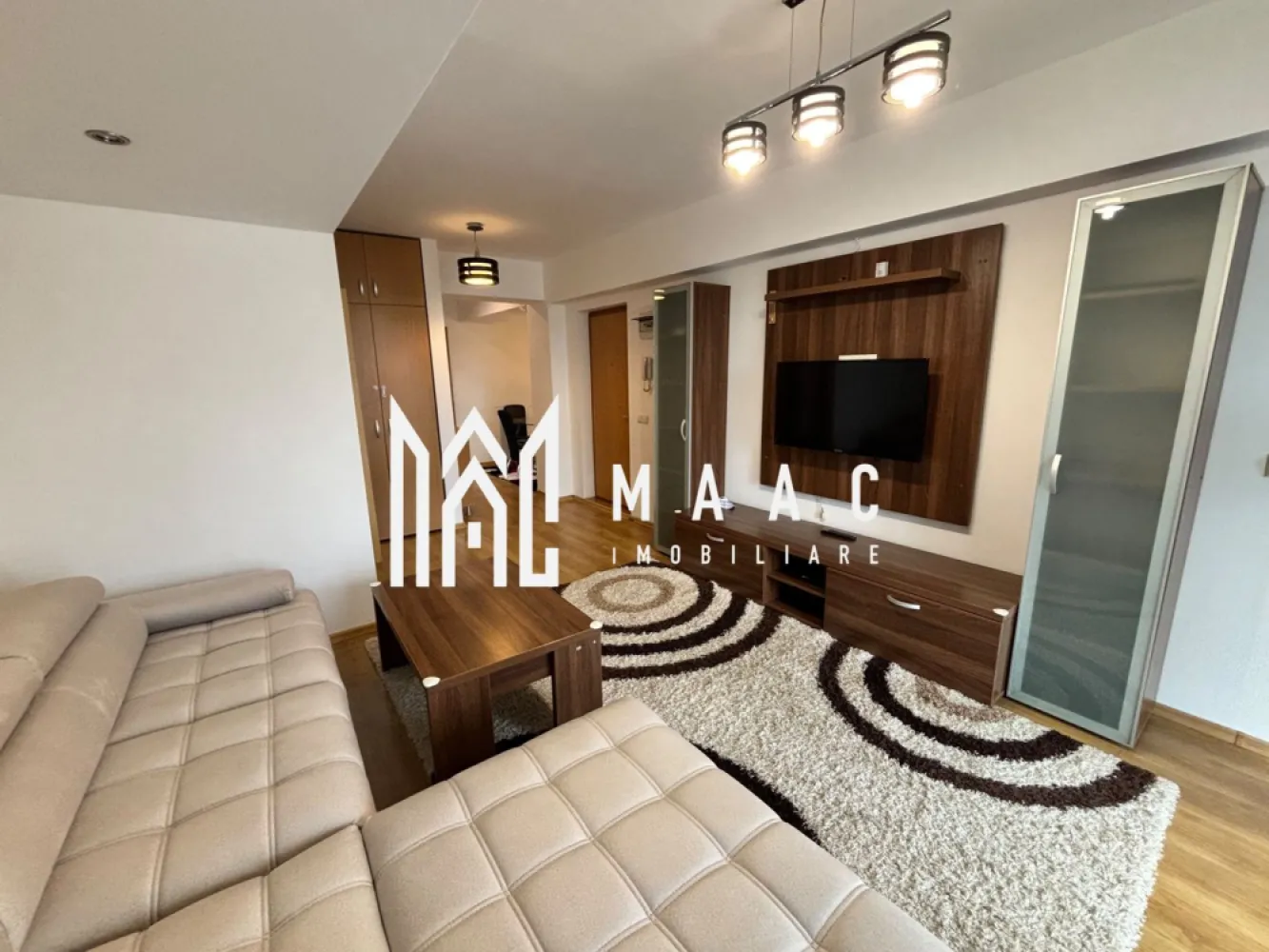 Apartament 3 camere | Balcon | Parcare | 84 MPU | Parcul Belvedere - MAAC Imobiliare vă propune spre vânzare un apartament cu 3 camere, situat la etajul 4, într-o zonă liniștită din Sibiu, cu acces rapid către principalele puncte de interes ale orașului.

Cu o suprafață utilă de 84 mp, locuința este bine compartimentată, se vinde complet mobilată și utilată și reprezintă o alegere excelentă atât pentru locuință proprie, cât și pentru investiție, fiind pretabilă pentru închiriere.

Compartimentare
Living
2 dormitoare
Bucătărie
Baie
Balcon
Spații de depozitare
Acces la pod direct din apartament
Dotări și beneficii
Suprafață utilă: 84 mp
Etaj 4
Loc de parcare inclus
Mobilat și utilat
Balcon
Spații generoase pentru depozitare
Acces la pod din apartament
Disponibil pentru mutare imediată
Avantaje
Ideal pentru investiție sau închiriere
Compartimentare practică
Costuri reduse de întreținere
Loc de parcare inclus
Avantaje locație
La aproximativ 5 minute de Parcul Belvedere
Stații de autobuz în apropiere
Magazine de cartier și supermarketuri
Școli și grădinițe
Acces rapid către centrul orașului și celelalte zone de interes din Sibiu

Cod anunț CP3229452