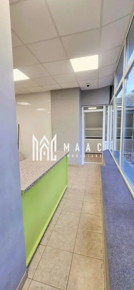 Spațiu Comercial Premium de Vânzare | Zona Nord | Strada Rapsodiei - MAAC Imobiliare vă propune spre vânzare sau închiriere un spațiu comercial premium situat în zona Nord, la parterul unui imobil modern, pe strada Rapsodiei, Bloc H7. Proprietatea beneficiază de o poziționare excelentă, într-o zonă cu trafic pietonal ridicat și vizibilitate foarte bună, fiind potrivită pentru afaceri care se bazează pe flux constant de clienți în proximitate. Prețul de vânzare este de 164.000 EUR, iar prețul de închiriere este de 850 EUR.

Suprafața totală utilă a spațiului este de 54,78 mp, compartimentată eficient pentru desfășurarea diverselor activități comerciale sau profesionale:
-spațiu comercial: 33,69 mp
-birou: 12,24 mp
-hol: 3,52 mp
-spălătorie: 1,80 mp
-WC: 1,10 mp
-hol acces secundar

Spațiul este ideal pentru multiple domenii de activitate, precum cabinete medicale, salon de înfrumusețare, showroom, birouri, farmacie sau punct farmaceutic, supermarket de proximitate sau orice tip de business care necesită expunere vizibilă și acces facil pentru clienți.

Datorită poziționării strategice și compartimentării funcționale, această proprietate reprezintă o oportunitate excelentă atât pentru dezvoltarea unei afaceri, cât și ca investiție pe termen lung.

Pentru mai multe detalii și pentru a programa o vizionare, vă rugăm să menționați la telefon numărul CP3040737.