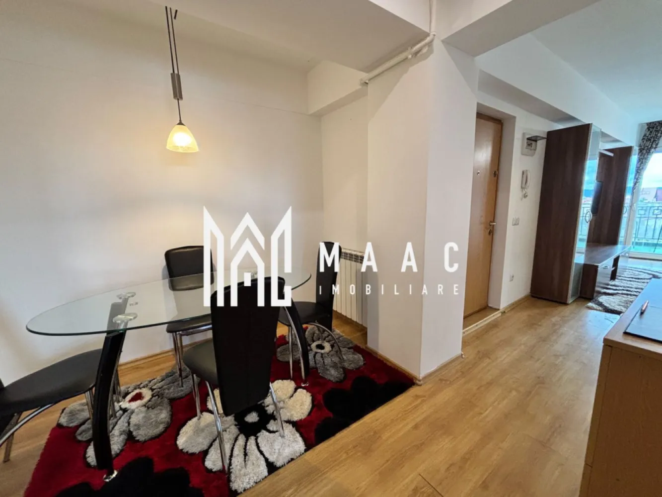 Apartament 3 camere | Balcon | Parcare | 84 MPU | Parcul Belvedere - MAAC Imobiliare vă propune spre vânzare un apartament cu 3 camere, situat la etajul 4, într-o zonă liniștită din Sibiu, cu acces rapid către principalele puncte de interes ale orașului.

Cu o suprafață utilă de 84 mp, locuința este bine compartimentată, se vinde complet mobilată și utilată și reprezintă o alegere excelentă atât pentru locuință proprie, cât și pentru investiție, fiind pretabilă pentru închiriere.

Compartimentare
Living
2 dormitoare
Bucătărie
Baie
Balcon
Spații de depozitare
Acces la pod direct din apartament
Dotări și beneficii
Suprafață utilă: 84 mp
Etaj 4
Loc de parcare inclus
Mobilat și utilat
Balcon
Spații generoase pentru depozitare
Acces la pod din apartament
Disponibil pentru mutare imediată
Avantaje
Ideal pentru investiție sau închiriere
Compartimentare practică
Costuri reduse de întreținere
Loc de parcare inclus
Avantaje locație
La aproximativ 5 minute de Parcul Belvedere
Stații de autobuz în apropiere
Magazine de cartier și supermarketuri
Școli și grădinițe
Acces rapid către centrul orașului și celelalte zone de interes din Sibiu

Cod anunț CP3229452
