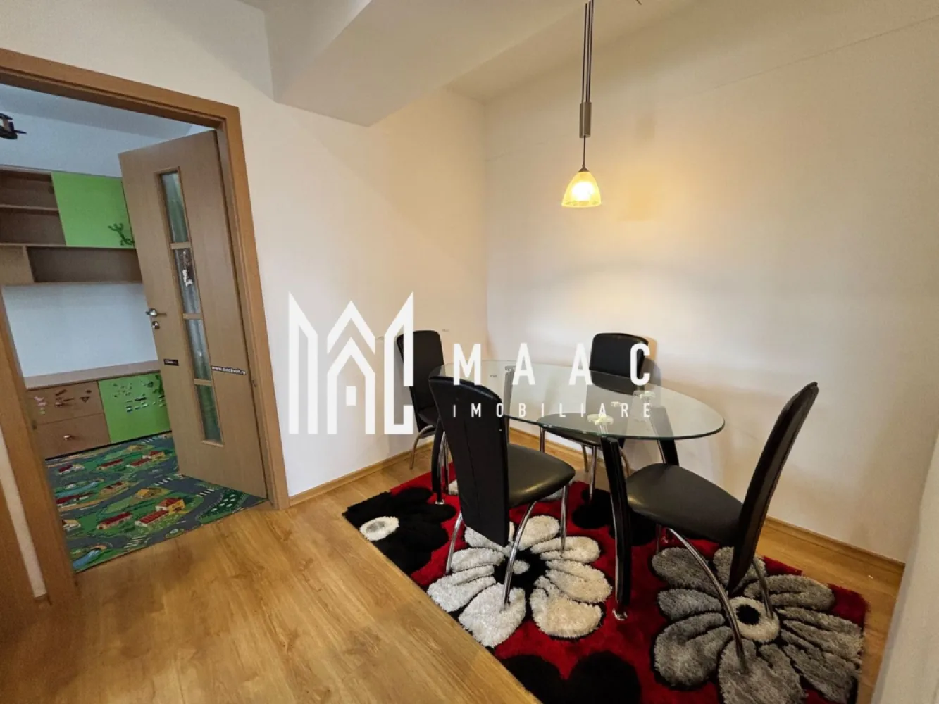 Apartament 3 camere | Balcon | Parcare | 84 MPU | Parcul Belvedere - MAAC Imobiliare vă propune spre vânzare un apartament cu 3 camere, situat la etajul 4, într-o zonă liniștită din Sibiu, cu acces rapid către principalele puncte de interes ale orașului.

Cu o suprafață utilă de 84 mp, locuința este bine compartimentată, se vinde complet mobilată și utilată și reprezintă o alegere excelentă atât pentru locuință proprie, cât și pentru investiție, fiind pretabilă pentru închiriere.

Compartimentare
Living
2 dormitoare
Bucătărie
Baie
Balcon
Spații de depozitare
Acces la pod direct din apartament
Dotări și beneficii
Suprafață utilă: 84 mp
Etaj 4
Loc de parcare inclus
Mobilat și utilat
Balcon
Spații generoase pentru depozitare
Acces la pod din apartament
Disponibil pentru mutare imediată
Avantaje
Ideal pentru investiție sau închiriere
Compartimentare practică
Costuri reduse de întreținere
Loc de parcare inclus
Avantaje locație
La aproximativ 5 minute de Parcul Belvedere
Stații de autobuz în apropiere
Magazine de cartier și supermarketuri
Școli și grădinițe
Acces rapid către centrul orașului și celelalte zone de interes din Sibiu

Cod anunț CP3229452