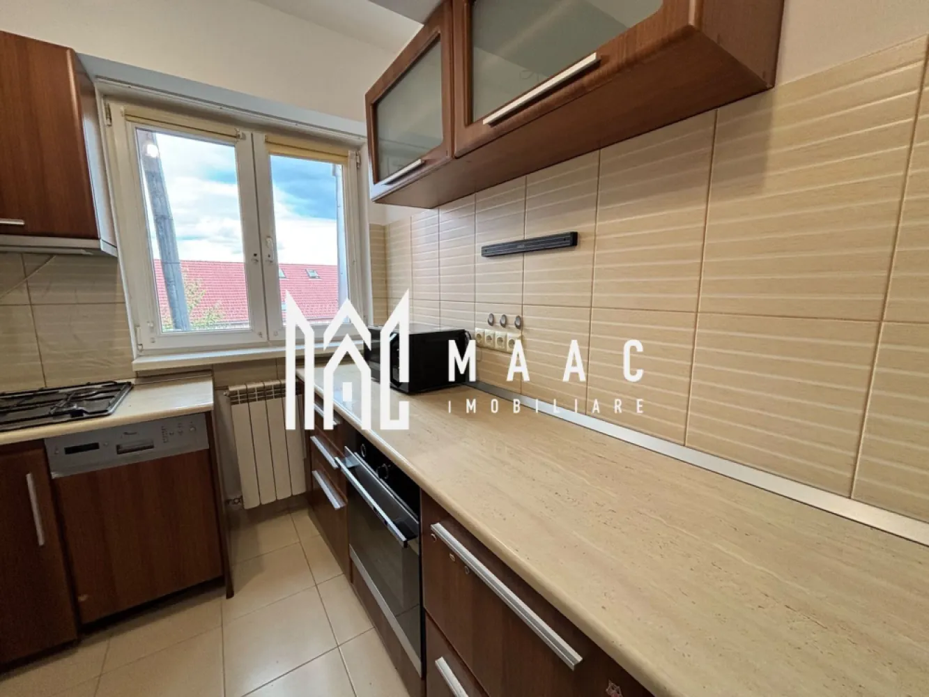Apartament 3 camere | Balcon | Parcare | 84 MPU | Parcul Belvedere - MAAC Imobiliare vă propune spre vânzare un apartament cu 3 camere, situat la etajul 4, într-o zonă liniștită din Sibiu, cu acces rapid către principalele puncte de interes ale orașului.

Cu o suprafață utilă de 84 mp, locuința este bine compartimentată, se vinde complet mobilată și utilată și reprezintă o alegere excelentă atât pentru locuință proprie, cât și pentru investiție, fiind pretabilă pentru închiriere.

Compartimentare
Living
2 dormitoare
Bucătărie
Baie
Balcon
Spații de depozitare
Acces la pod direct din apartament
Dotări și beneficii
Suprafață utilă: 84 mp
Etaj 4
Loc de parcare inclus
Mobilat și utilat
Balcon
Spații generoase pentru depozitare
Acces la pod din apartament
Disponibil pentru mutare imediată
Avantaje
Ideal pentru investiție sau închiriere
Compartimentare practică
Costuri reduse de întreținere
Loc de parcare inclus
Avantaje locație
La aproximativ 5 minute de Parcul Belvedere
Stații de autobuz în apropiere
Magazine de cartier și supermarketuri
Școli și grădinițe
Acces rapid către centrul orașului și celelalte zone de interes din Sibiu

Cod anunț CP3229452