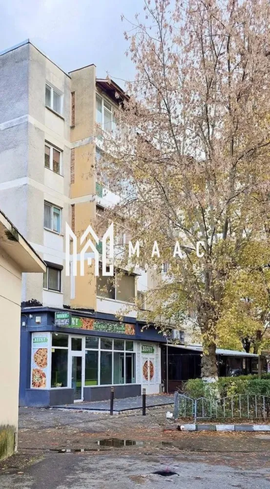 Spațiu Comercial Premium de Vânzare | Zona Nord | Strada Rapsodiei - MAAC Imobiliare vă propune spre vânzare sau închiriere un spațiu comercial premium situat în zona Nord, la parterul unui imobil modern, pe strada Rapsodiei, Bloc H7. Proprietatea beneficiază de o poziționare excelentă, într-o zonă cu trafic pietonal ridicat și vizibilitate foarte bună, fiind potrivită pentru afaceri care se bazează pe flux constant de clienți în proximitate. Prețul de vânzare este de 164.000 EUR, iar prețul de închiriere este de 850 EUR.

Suprafața totală utilă a spațiului este de 54,78 mp, compartimentată eficient pentru desfășurarea diverselor activități comerciale sau profesionale:
-spațiu comercial: 33,69 mp
-birou: 12,24 mp
-hol: 3,52 mp
-spălătorie: 1,80 mp
-WC: 1,10 mp
-hol acces secundar

Spațiul este ideal pentru multiple domenii de activitate, precum cabinete medicale, salon de înfrumusețare, showroom, birouri, farmacie sau punct farmaceutic, supermarket de proximitate sau orice tip de business care necesită expunere vizibilă și acces facil pentru clienți.

Datorită poziționării strategice și compartimentării funcționale, această proprietate reprezintă o oportunitate excelentă atât pentru dezvoltarea unei afaceri, cât și ca investiție pe termen lung.

Pentru mai multe detalii și pentru a programa o vizionare, vă rugăm să menționați la telefon numărul CP3040737.
