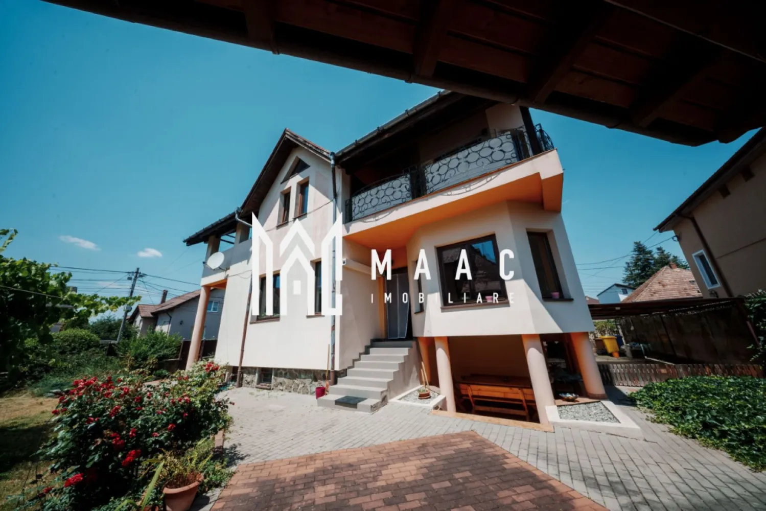 Case de vânzare Sibiu | Trei Stejari | 320 mp, acces din 2 străzi - Casă individuală cu 6 camere, situată în zona Trei Stejari din Sibiu, cu 320 mp utili, 450 mp construiți și teren de 500 mp, potrivită pentru locuire sau pentru o activitate profesională desfășurată într-un spațiu generos.

Detalii proprietate:
• Casă individuală, construcție finalizată
• Suprafață utilă: 320 mp
• Suprafață construită: 450 mp
• Teren: 500 mp
• Regim de înălțime: demisol, parter, etaj și mansardă
• 6 camere, 3 băi, 2 bucătării
• 2 terase și 2 locuri de parcare
• Construcție din cărămidă, acoperiș din țiglă
• An construcție: 2005
• Stare interior: finisat clasic
• Acces din două străzi
• Demisolul a fost folosit ca spațiu comercial, cu posibilități de utilizare pentru recepție, arhivă, spații tehnice, depozitare sau activități comerciale
• La parter: hol de acces, living, bucătărie, 2 camere, baie, logie și casa scării
• La etaj: living, bucătărie, 2 dormitoare, baie, 2 terase și scară interioară din lemn masiv de stejar cu balustradă din fier forjat
• La mansardă: 2 dormitoare și baie

Proprietatea este amplasată în cartierul Trei Stejari, una dintre zonele rezidențiale apreciate ale Sibiului. Curtea este amenajată, cu spații verzi mature, foișor și garaj, oferind un cadru potrivit atât pentru locuire, cât și pentru desfășurarea unei activități profesionale.

Cod anunț CP3212682. Contactați-ne pentru o vizionare și pentru detalii despre această proprietate.

Conținut optimizat cu AI, aprobat de agent uman.