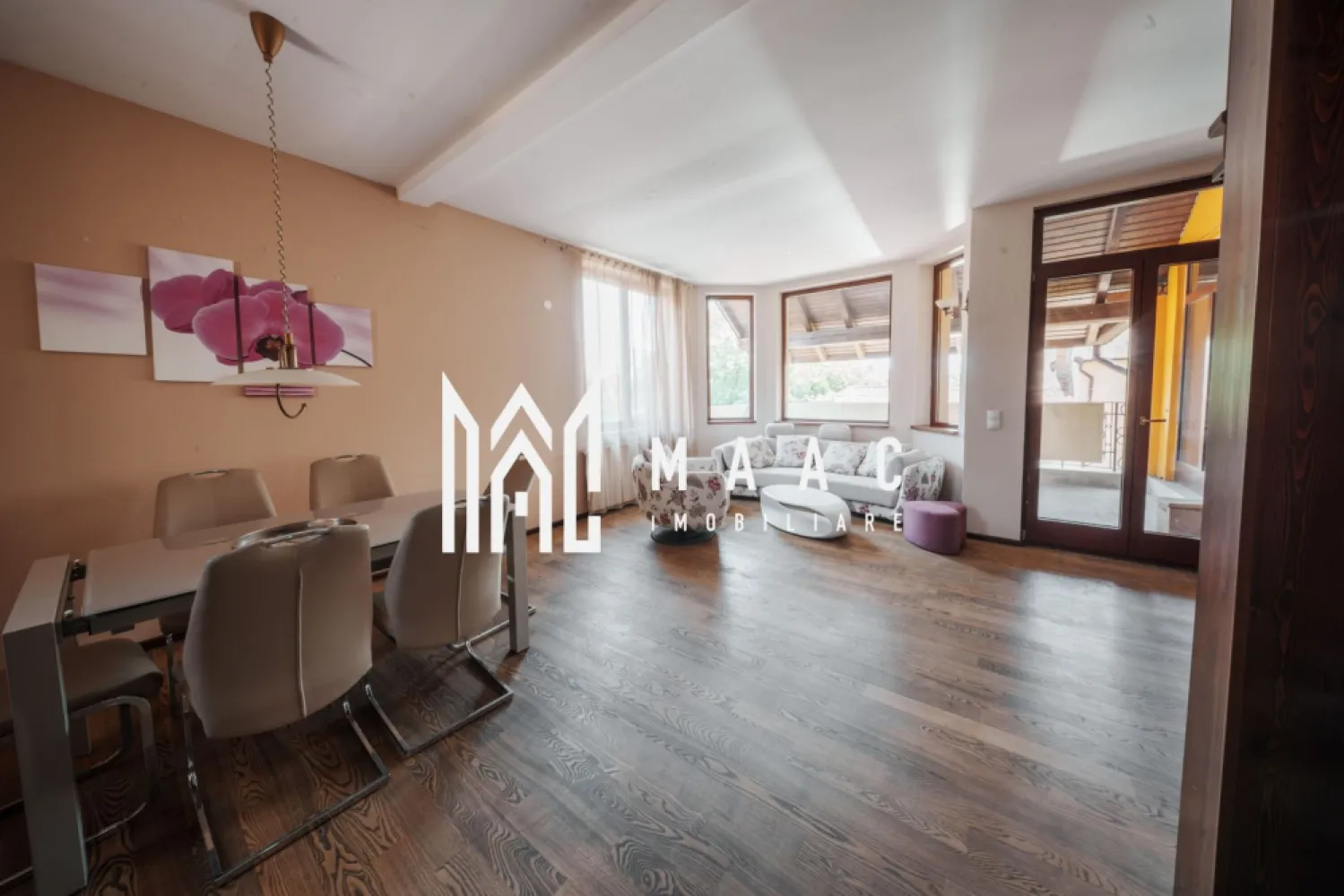 Case de vânzare Sibiu | Trei Stejari | 320 mp, acces din 2 străzi - Casă individuală cu 6 camere, situată în zona Trei Stejari din Sibiu, cu 320 mp utili, 450 mp construiți și teren de 500 mp, potrivită pentru locuire sau pentru o activitate profesională desfășurată într-un spațiu generos.

Detalii proprietate:
• Casă individuală, construcție finalizată
• Suprafață utilă: 320 mp
• Suprafață construită: 450 mp
• Teren: 500 mp
• Regim de înălțime: demisol, parter, etaj și mansardă
• 6 camere, 3 băi, 2 bucătării
• 2 terase și 2 locuri de parcare
• Construcție din cărămidă, acoperiș din țiglă
• An construcție: 2005
• Stare interior: finisat clasic
• Acces din două străzi
• Demisolul a fost folosit ca spațiu comercial, cu posibilități de utilizare pentru recepție, arhivă, spații tehnice, depozitare sau activități comerciale
• La parter: hol de acces, living, bucătărie, 2 camere, baie, logie și casa scării
• La etaj: living, bucătărie, 2 dormitoare, baie, 2 terase și scară interioară din lemn masiv de stejar cu balustradă din fier forjat
• La mansardă: 2 dormitoare și baie

Proprietatea este amplasată în cartierul Trei Stejari, una dintre zonele rezidențiale apreciate ale Sibiului. Curtea este amenajată, cu spații verzi mature, foișor și garaj, oferind un cadru potrivit atât pentru locuire, cât și pentru desfășurarea unei activități profesionale.

Cod anunț CP3212682. Contactați-ne pentru o vizionare și pentru detalii despre această proprietate.

Conținut optimizat cu AI, aprobat de agent uman.