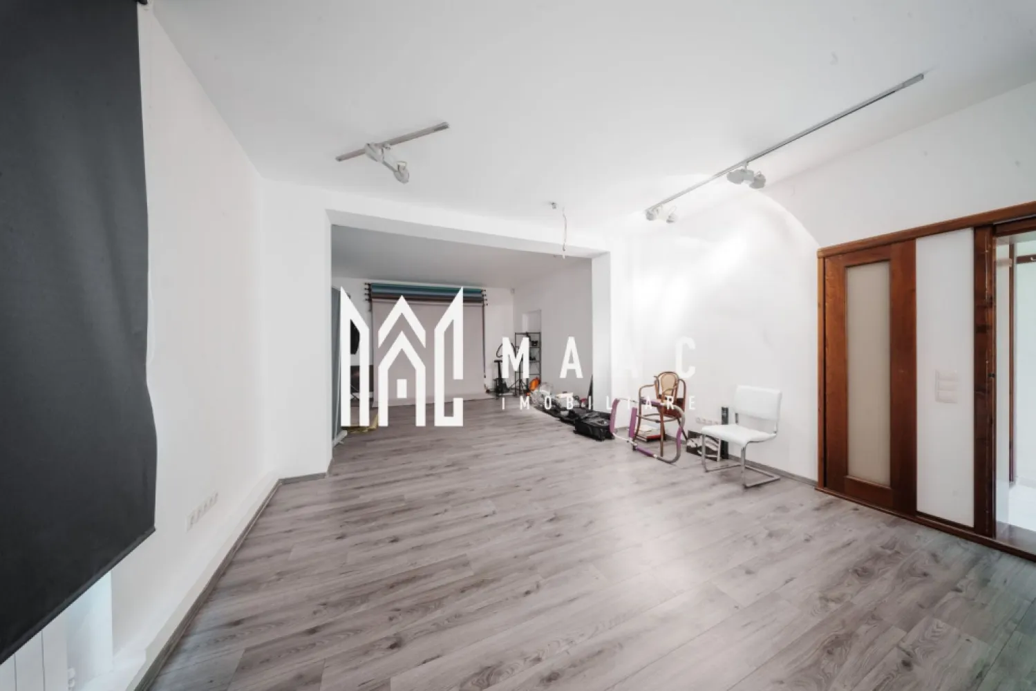 Case de vânzare Sibiu | Trei Stejari | 320 mp, acces din 2 străzi - Casă individuală cu 6 camere, situată în zona Trei Stejari din Sibiu, cu 320 mp utili, 450 mp construiți și teren de 500 mp, potrivită pentru locuire sau pentru o activitate profesională desfășurată într-un spațiu generos.

Detalii proprietate:
• Casă individuală, construcție finalizată
• Suprafață utilă: 320 mp
• Suprafață construită: 450 mp
• Teren: 500 mp
• Regim de înălțime: demisol, parter, etaj și mansardă
• 6 camere, 3 băi, 2 bucătării
• 2 terase și 2 locuri de parcare
• Construcție din cărămidă, acoperiș din țiglă
• An construcție: 2005
• Stare interior: finisat clasic
• Acces din două străzi
• Demisolul a fost folosit ca spațiu comercial, cu posibilități de utilizare pentru recepție, arhivă, spații tehnice, depozitare sau activități comerciale
• La parter: hol de acces, living, bucătărie, 2 camere, baie, logie și casa scării
• La etaj: living, bucătărie, 2 dormitoare, baie, 2 terase și scară interioară din lemn masiv de stejar cu balustradă din fier forjat
• La mansardă: 2 dormitoare și baie

Proprietatea este amplasată în cartierul Trei Stejari, una dintre zonele rezidențiale apreciate ale Sibiului. Curtea este amenajată, cu spații verzi mature, foișor și garaj, oferind un cadru potrivit atât pentru locuire, cât și pentru desfășurarea unei activități profesionale.

Cod anunț CP3212682. Contactați-ne pentru o vizionare și pentru detalii despre această proprietate.

Conținut optimizat cu AI, aprobat de agent uman.