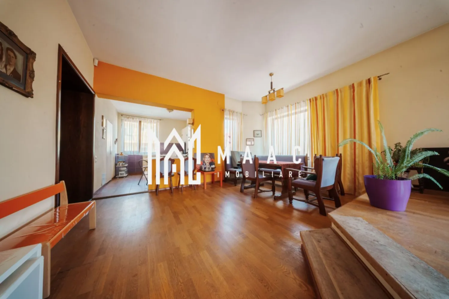 Case de vânzare Sibiu | Trei Stejari | 320 mp, acces din 2 străzi - Casă individuală cu 6 camere, situată în zona Trei Stejari din Sibiu, cu 320 mp utili, 450 mp construiți și teren de 500 mp, potrivită pentru locuire sau pentru o activitate profesională desfășurată într-un spațiu generos.

Detalii proprietate:
• Casă individuală, construcție finalizată
• Suprafață utilă: 320 mp
• Suprafață construită: 450 mp
• Teren: 500 mp
• Regim de înălțime: demisol, parter, etaj și mansardă
• 6 camere, 3 băi, 2 bucătării
• 2 terase și 2 locuri de parcare
• Construcție din cărămidă, acoperiș din țiglă
• An construcție: 2005
• Stare interior: finisat clasic
• Acces din două străzi
• Demisolul a fost folosit ca spațiu comercial, cu posibilități de utilizare pentru recepție, arhivă, spații tehnice, depozitare sau activități comerciale
• La parter: hol de acces, living, bucătărie, 2 camere, baie, logie și casa scării
• La etaj: living, bucătărie, 2 dormitoare, baie, 2 terase și scară interioară din lemn masiv de stejar cu balustradă din fier forjat
• La mansardă: 2 dormitoare și baie

Proprietatea este amplasată în cartierul Trei Stejari, una dintre zonele rezidențiale apreciate ale Sibiului. Curtea este amenajată, cu spații verzi mature, foișor și garaj, oferind un cadru potrivit atât pentru locuire, cât și pentru desfășurarea unei activități profesionale.

Cod anunț CP3212682. Contactați-ne pentru o vizionare și pentru detalii despre această proprietate.

Conținut optimizat cu AI, aprobat de agent uman.