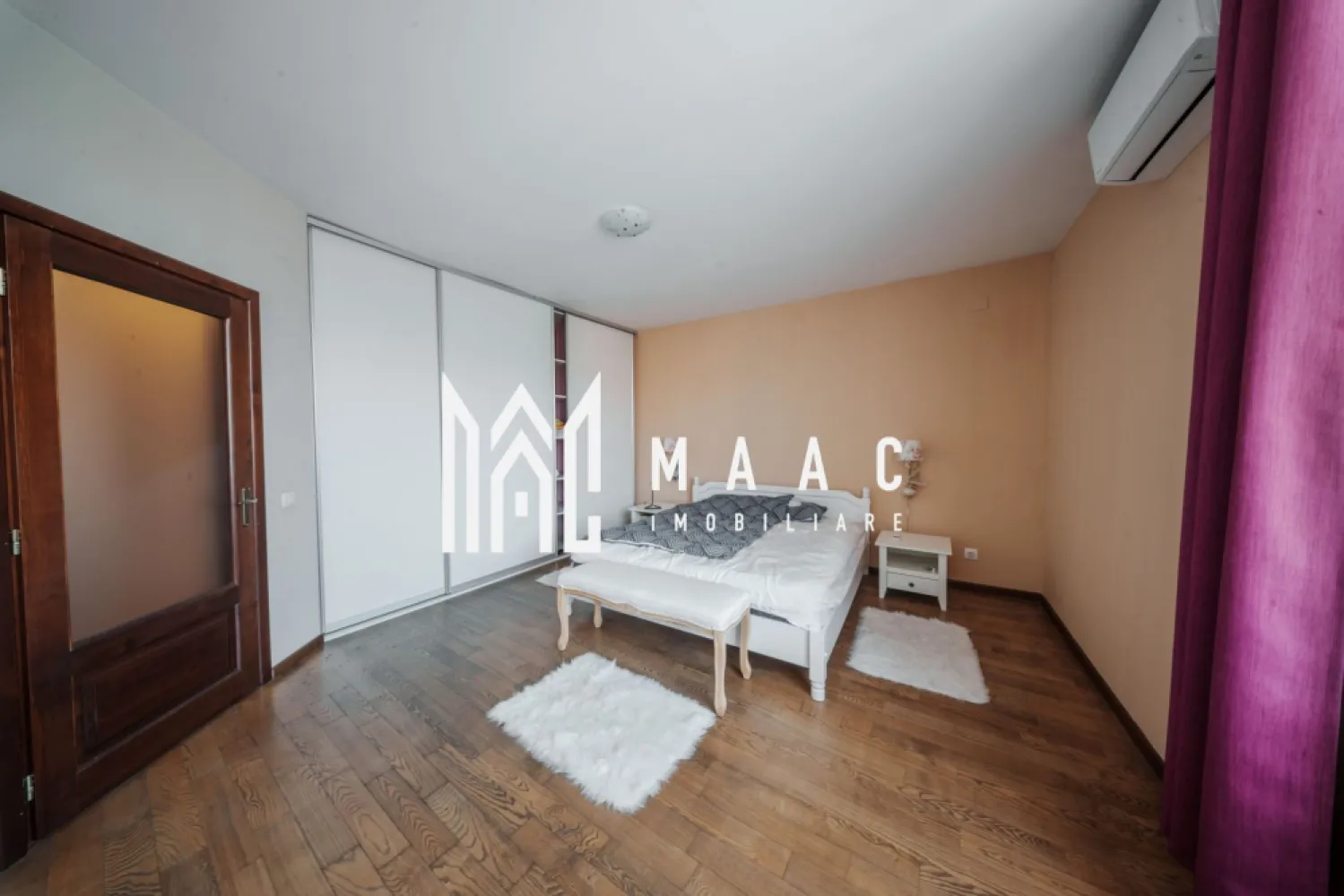 Case de vânzare Sibiu | Trei Stejari | 320 mp, acces din 2 străzi - Casă individuală cu 6 camere, situată în zona Trei Stejari din Sibiu, cu 320 mp utili, 450 mp construiți și teren de 500 mp, potrivită pentru locuire sau pentru o activitate profesională desfășurată într-un spațiu generos.

Detalii proprietate:
• Casă individuală, construcție finalizată
• Suprafață utilă: 320 mp
• Suprafață construită: 450 mp
• Teren: 500 mp
• Regim de înălțime: demisol, parter, etaj și mansardă
• 6 camere, 3 băi, 2 bucătării
• 2 terase și 2 locuri de parcare
• Construcție din cărămidă, acoperiș din țiglă
• An construcție: 2005
• Stare interior: finisat clasic
• Acces din două străzi
• Demisolul a fost folosit ca spațiu comercial, cu posibilități de utilizare pentru recepție, arhivă, spații tehnice, depozitare sau activități comerciale
• La parter: hol de acces, living, bucătărie, 2 camere, baie, logie și casa scării
• La etaj: living, bucătărie, 2 dormitoare, baie, 2 terase și scară interioară din lemn masiv de stejar cu balustradă din fier forjat
• La mansardă: 2 dormitoare și baie

Proprietatea este amplasată în cartierul Trei Stejari, una dintre zonele rezidențiale apreciate ale Sibiului. Curtea este amenajată, cu spații verzi mature, foișor și garaj, oferind un cadru potrivit atât pentru locuire, cât și pentru desfășurarea unei activități profesionale.

Cod anunț CP3212682. Contactați-ne pentru o vizionare și pentru detalii despre această proprietate.

Conținut optimizat cu AI, aprobat de agent uman.