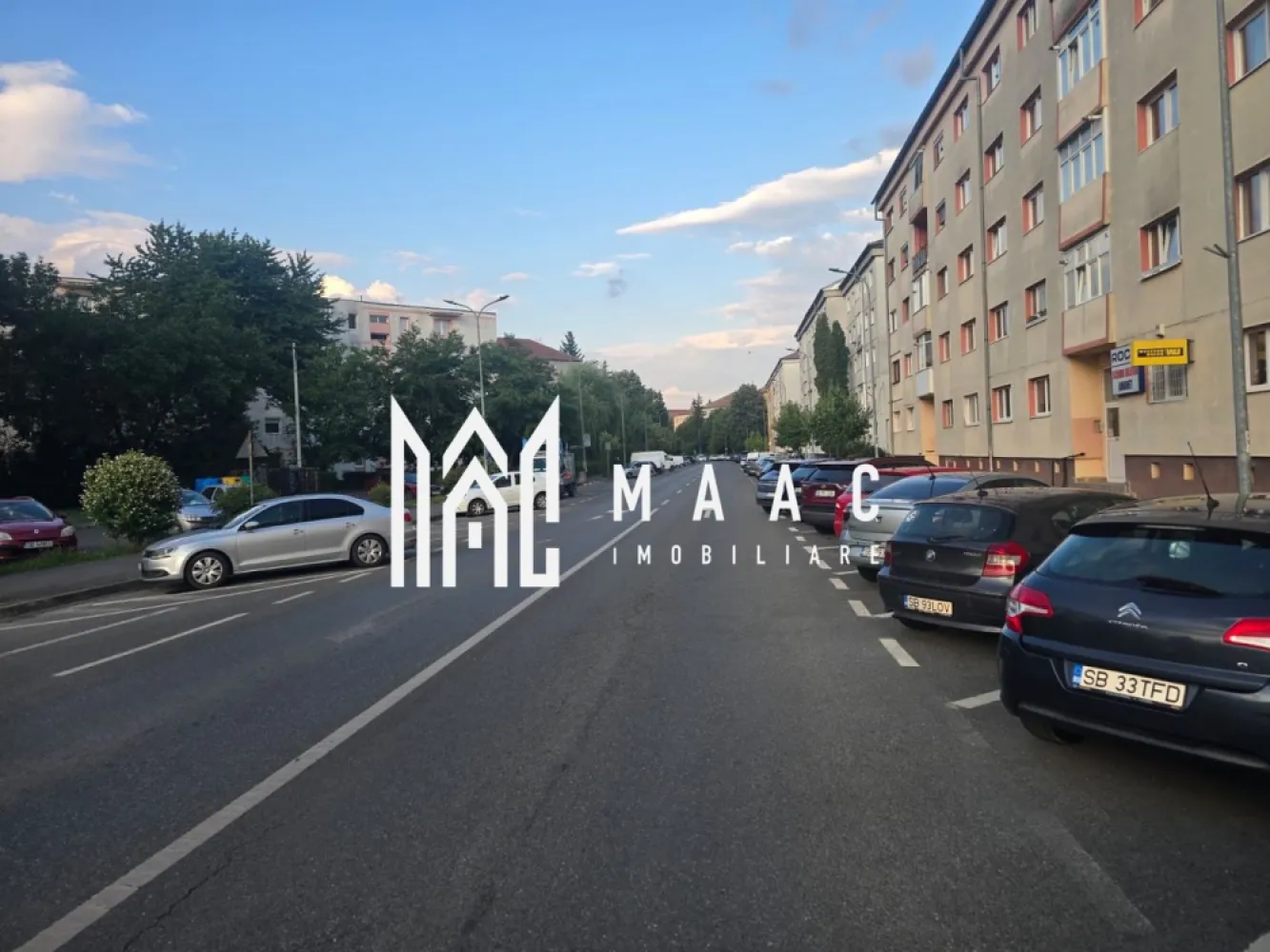 Apartament 2 camere decomandate et 2 zona Mihai Viteazu - Vă propunem spre vânzare un apartament cu 2 camere decomandate, situat la etajul 2 al unui bloc izolat termic, pe strada Nicolae Iorga. Locuința are o suprafață utilă de 52 mp, la care se adaugă un balcon generos de 6 mp, fiind ideală atât pentru locuit, cât și ca investiție.

Compartimentarea este practică și funcțională, apartamentul fiind compus din:

living spațios;
dormitor;
bucătărie;
baie cu cadă;
2 cămări pentru depozitare;
balcon.

Confortul este completat de ferestre cu geam termopan, iar blocul beneficiază de izolație termică, contribuind la un consum redus de energie și un climat interior plăcut pe tot parcursul anului.

În plus, proprietatea dispune de o pivniță de 9 mp, ideală pentru depozitarea diverselor bunuri.

Apartamentul se poate achiziționa gol, dacă viitorul proprietar își dorește să îl amenajeze după propriul gust, sau exact cum se prezintă în fotografii, în funcție de preferințe.

Pentru mai multe detalii specificati CP3229462 la telefon .