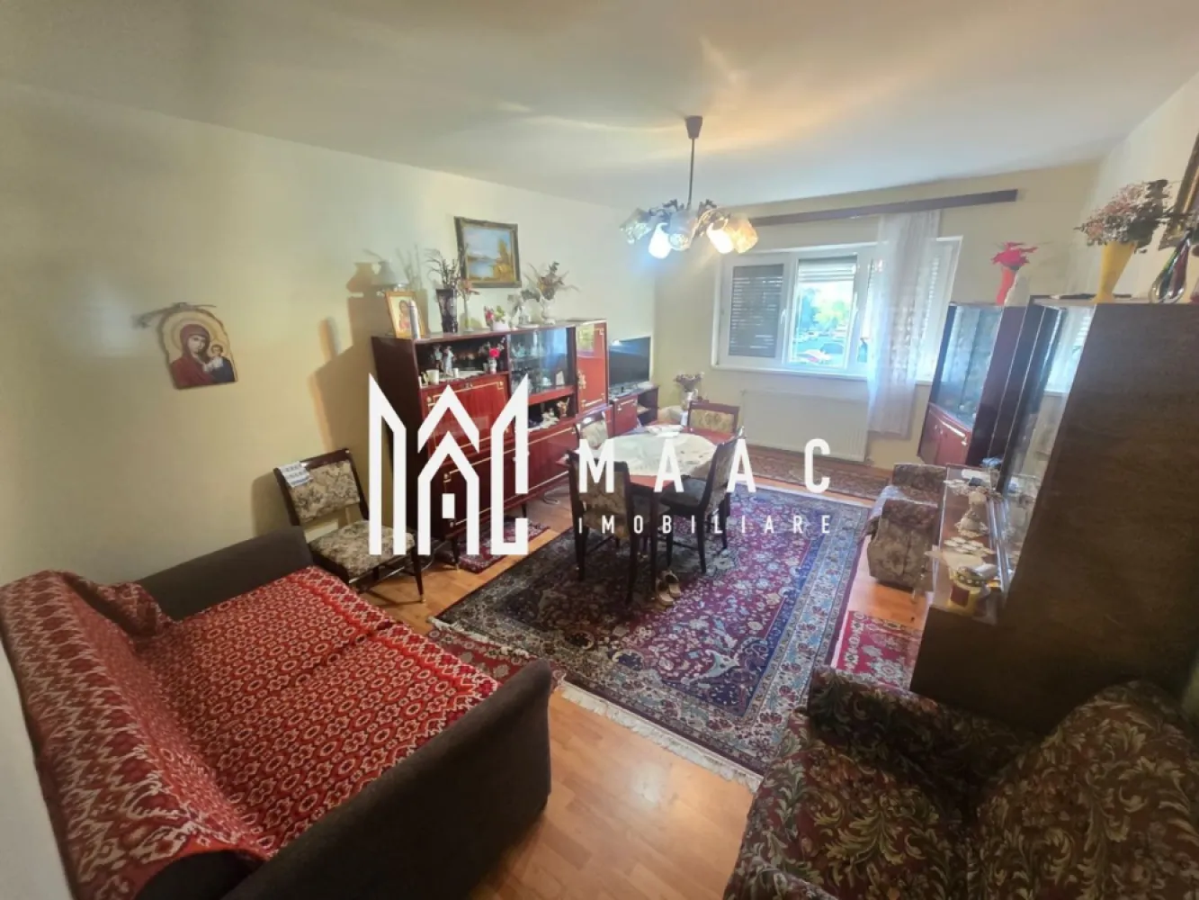 Apartament 2 camere decomandate et 2 zona Mihai Viteazu - Vă propunem spre vânzare un apartament cu 2 camere decomandate, situat la etajul 2 al unui bloc izolat termic, pe strada Nicolae Iorga. Locuința are o suprafață utilă de 52 mp, la care se adaugă un balcon generos de 6 mp, fiind ideală atât pentru locuit, cât și ca investiție.

Compartimentarea este practică și funcțională, apartamentul fiind compus din:

living spațios;
dormitor;
bucătărie;
baie cu cadă;
2 cămări pentru depozitare;
balcon.

Confortul este completat de ferestre cu geam termopan, iar blocul beneficiază de izolație termică, contribuind la un consum redus de energie și un climat interior plăcut pe tot parcursul anului.

În plus, proprietatea dispune de o pivniță de 9 mp, ideală pentru depozitarea diverselor bunuri.

Apartamentul se poate achiziționa gol, dacă viitorul proprietar își dorește să îl amenajeze după propriul gust, sau exact cum se prezintă în fotografii, în funcție de preferințe.

Pentru mai multe detalii specificati CP3229462 la telefon .
