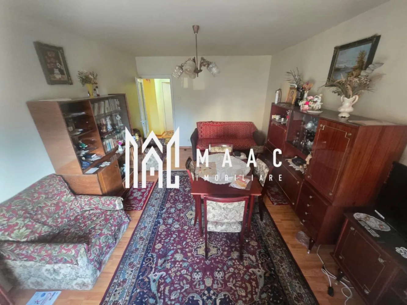 Apartament 2 camere decomandate et 2 zona Mihai Viteazu - Vă propunem spre vânzare un apartament cu 2 camere decomandate, situat la etajul 2 al unui bloc izolat termic, pe strada Nicolae Iorga. Locuința are o suprafață utilă de 52 mp, la care se adaugă un balcon generos de 6 mp, fiind ideală atât pentru locuit, cât și ca investiție.

Compartimentarea este practică și funcțională, apartamentul fiind compus din:

living spațios;
dormitor;
bucătărie;
baie cu cadă;
2 cămări pentru depozitare;
balcon.

Confortul este completat de ferestre cu geam termopan, iar blocul beneficiază de izolație termică, contribuind la un consum redus de energie și un climat interior plăcut pe tot parcursul anului.

În plus, proprietatea dispune de o pivniță de 9 mp, ideală pentru depozitarea diverselor bunuri.

Apartamentul se poate achiziționa gol, dacă viitorul proprietar își dorește să îl amenajeze după propriul gust, sau exact cum se prezintă în fotografii, în funcție de preferințe.

Pentru mai multe detalii specificati CP3229462 la telefon .