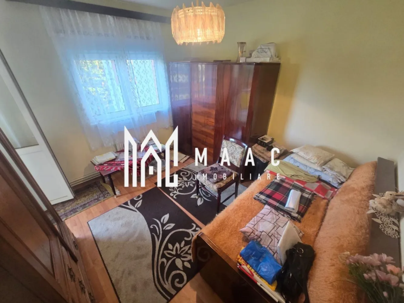 Apartament 2 camere decomandate et 2 zona Mihai Viteazu - Vă propunem spre vânzare un apartament cu 2 camere decomandate, situat la etajul 2 al unui bloc izolat termic, pe strada Nicolae Iorga. Locuința are o suprafață utilă de 52 mp, la care se adaugă un balcon generos de 6 mp, fiind ideală atât pentru locuit, cât și ca investiție.

Compartimentarea este practică și funcțională, apartamentul fiind compus din:

living spațios;
dormitor;
bucătărie;
baie cu cadă;
2 cămări pentru depozitare;
balcon.

Confortul este completat de ferestre cu geam termopan, iar blocul beneficiază de izolație termică, contribuind la un consum redus de energie și un climat interior plăcut pe tot parcursul anului.

În plus, proprietatea dispune de o pivniță de 9 mp, ideală pentru depozitarea diverselor bunuri.

Apartamentul se poate achiziționa gol, dacă viitorul proprietar își dorește să îl amenajeze după propriul gust, sau exact cum se prezintă în fotografii, în funcție de preferințe.

Pentru mai multe detalii specificati CP3229462 la telefon .