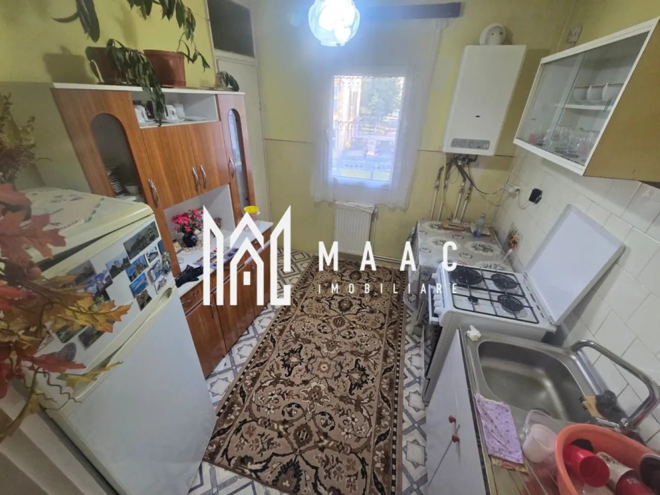 Apartament 2 camere decomandate et 2 zona Mihai Viteazu - Vă propunem spre vânzare un apartament cu 2 camere decomandate, situat la etajul 2 al unui bloc izolat termic, pe strada Nicolae Iorga. Locuința are o suprafață utilă de 52 mp, la care se adaugă un balcon generos de 6 mp, fiind ideală atât pentru locuit, cât și ca investiție.

Compartimentarea este practică și funcțională, apartamentul fiind compus din:

living spațios;
dormitor;
bucătărie;
baie cu cadă;
2 cămări pentru depozitare;
balcon.

Confortul este completat de ferestre cu geam termopan, iar blocul beneficiază de izolație termică, contribuind la un consum redus de energie și un climat interior plăcut pe tot parcursul anului.

În plus, proprietatea dispune de o pivniță de 9 mp, ideală pentru depozitarea diverselor bunuri.

Apartamentul se poate achiziționa gol, dacă viitorul proprietar își dorește să îl amenajeze după propriul gust, sau exact cum se prezintă în fotografii, în funcție de preferințe.

Pentru mai multe detalii specificati CP3229462 la telefon .