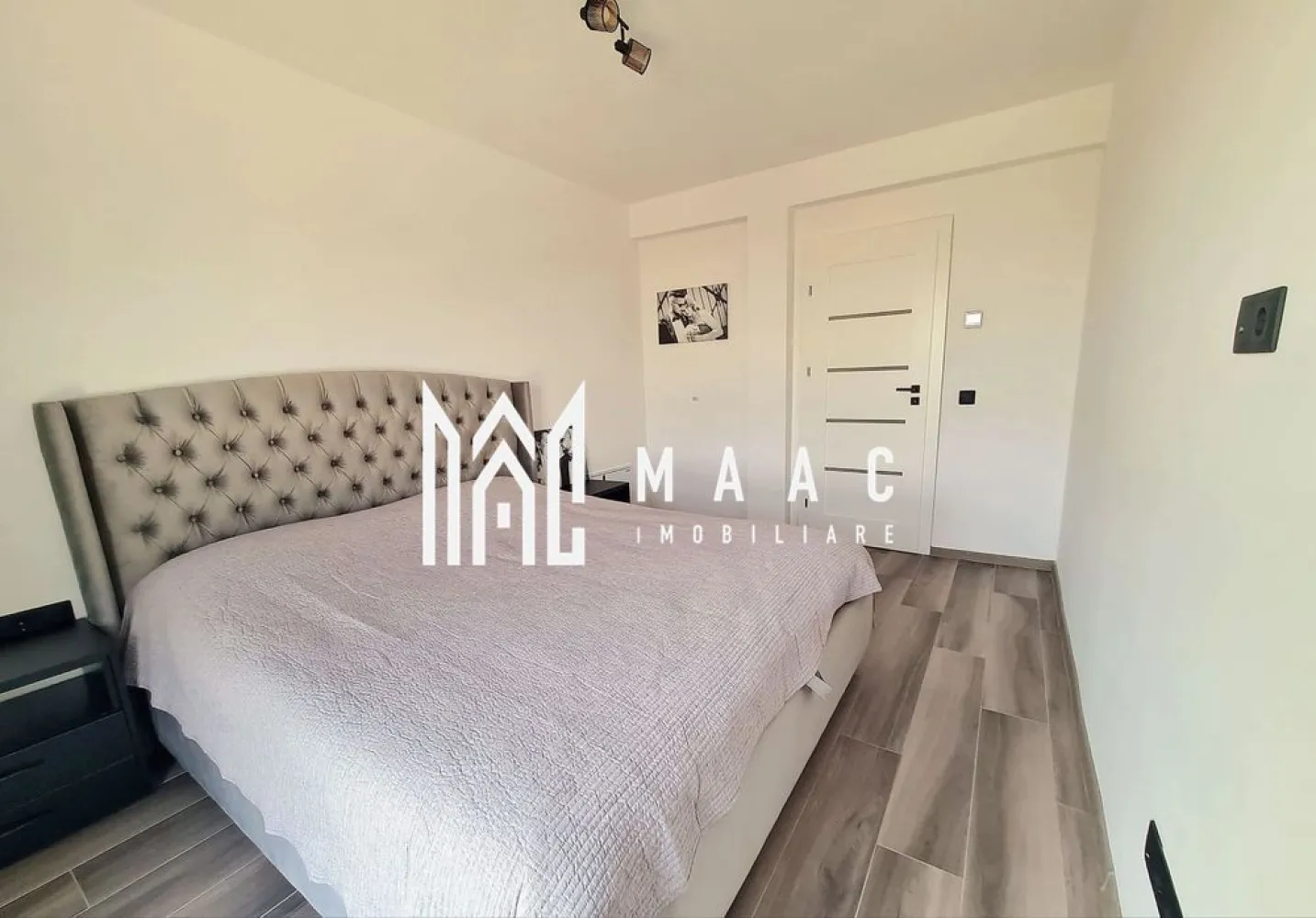 Casă | 5 camere | 116 mp utili | Curte 150 mp | Calea Cisnădiei - Maac Imobiliare prezintă o casă modernă, situată pe Calea Cisnădiei, ideală pentru o familie care își dorește confort, eficiență energetică și un spațiu bine compartimentat.

Imobilul are o suprafață utilă de 116 mp și este amplasat pe un teren cu o curte liberă de aproximativ 150 mp, perfectă pentru relaxare sau amenajare după propriul gust.

Compartimentarea este practică și bine gândită:

Parterul este compus dintr-un living generos cu bucătărie open-space, oferind un spațiu luminos și primitor, precum și o baie.

Etajul 1 dispune de două dormitoare, un dressing și o baie, fiind zona dedicată odihnei.

Etajul 2 oferă o cameră spațioasă, ideală atât pentru depozitare, cât și pentru amenajarea unui al treilea dormitor sau birou.

Locuința beneficiază de dotări moderne, printre care pompă de căldură Wolf și încălzire în pardoseală, asigurând un confort termic ridicat și costuri eficiente de întreținere.

Casa se vinde complet mobilată și utilată, fiind pregătită pentru mutare imediată. 

Pentru mai multe detalii precizati telefonic ca ati vazut anuntul ID: CP3041504