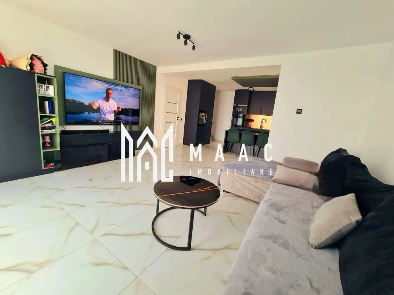 Casă | 5 camere | 116 mp utili | Curte 150 mp | Calea Cisnădiei - Maac Imobiliare prezintă o casă modernă, situată pe Calea Cisnădiei, ideală pentru o familie care își dorește confort, eficiență energetică și un spațiu bine compartimentat.

Imobilul are o suprafață utilă de 116 mp și este amplasat pe un teren cu o curte liberă de aproximativ 150 mp, perfectă pentru relaxare sau amenajare după propriul gust.

Compartimentarea este practică și bine gândită:

Parterul este compus dintr-un living generos cu bucătărie open-space, oferind un spațiu luminos și primitor, precum și o baie.

Etajul 1 dispune de două dormitoare, un dressing și o baie, fiind zona dedicată odihnei.

Etajul 2 oferă o cameră spațioasă, ideală atât pentru depozitare, cât și pentru amenajarea unui al treilea dormitor sau birou.

Locuința beneficiază de dotări moderne, printre care pompă de căldură Wolf și încălzire în pardoseală, asigurând un confort termic ridicat și costuri eficiente de întreținere.

Casa se vinde complet mobilată și utilată, fiind pregătită pentru mutare imediată. 

Pentru mai multe detalii precizati telefonic ca ati vazut anuntul ID: CP3041504