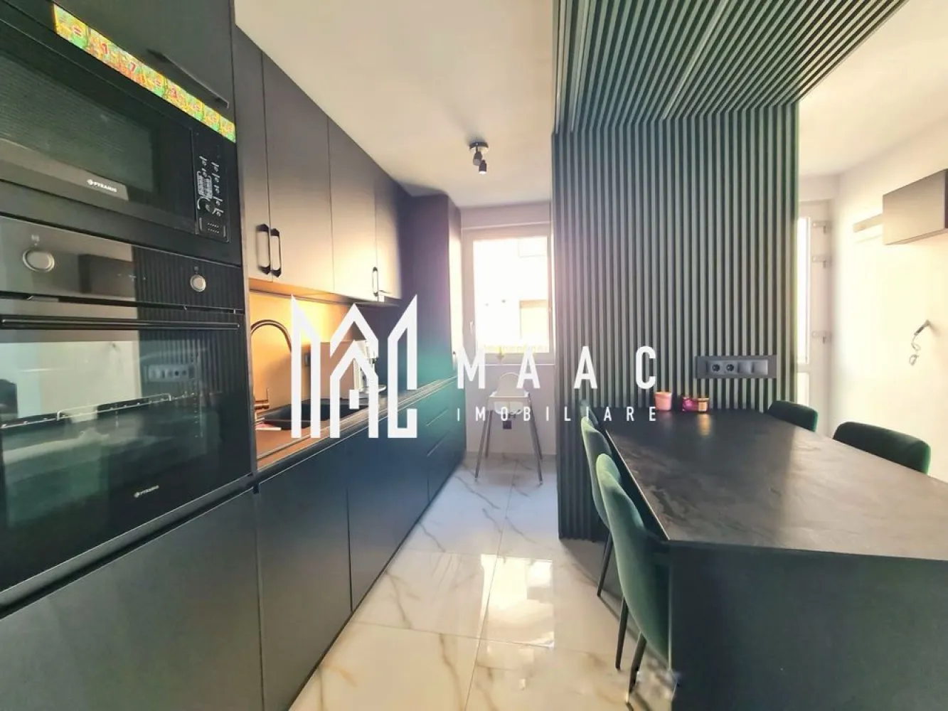 Casă | 5 camere | 116 mp utili | Curte 150 mp | Calea Cisnădiei - Maac Imobiliare prezintă o casă modernă, situată pe Calea Cisnădiei, ideală pentru o familie care își dorește confort, eficiență energetică și un spațiu bine compartimentat.

Imobilul are o suprafață utilă de 116 mp și este amplasat pe un teren cu o curte liberă de aproximativ 150 mp, perfectă pentru relaxare sau amenajare după propriul gust.

Compartimentarea este practică și bine gândită:

Parterul este compus dintr-un living generos cu bucătărie open-space, oferind un spațiu luminos și primitor, precum și o baie.

Etajul 1 dispune de două dormitoare, un dressing și o baie, fiind zona dedicată odihnei.

Etajul 2 oferă o cameră spațioasă, ideală atât pentru depozitare, cât și pentru amenajarea unui al treilea dormitor sau birou.

Locuința beneficiază de dotări moderne, printre care pompă de căldură Wolf și încălzire în pardoseală, asigurând un confort termic ridicat și costuri eficiente de întreținere.

Casa se vinde complet mobilată și utilată, fiind pregătită pentru mutare imediată. 

Pentru mai multe detalii precizati telefonic ca ati vazut anuntul ID: CP3041504