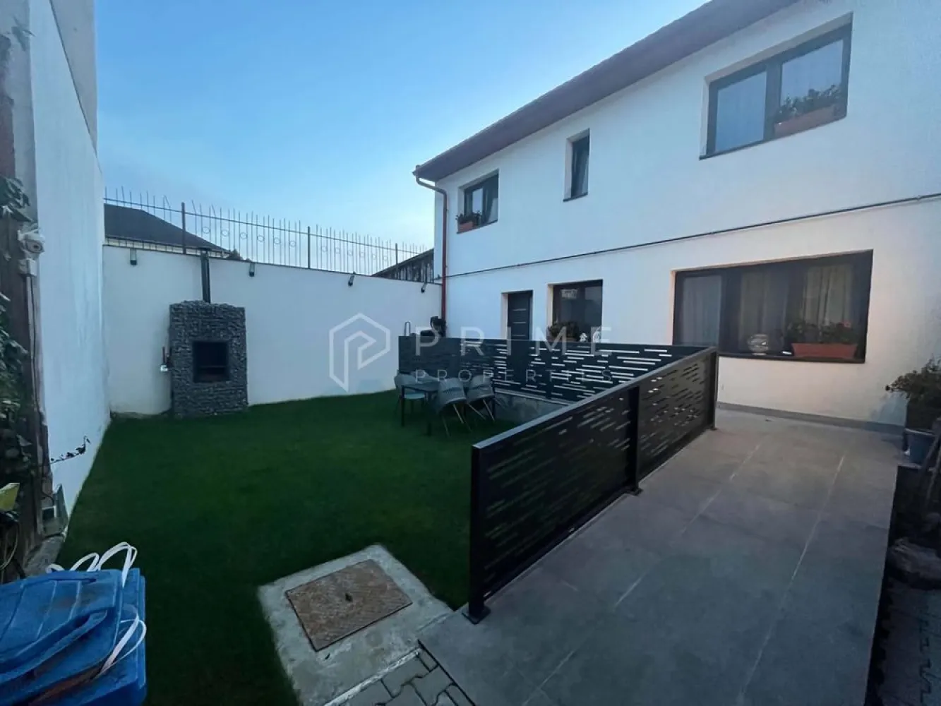 Casă cu 3 camere de închiriat –Curte privata, zona semicentrala - Vă propunem spre închiriere o casă primitoare și luminoasă cu 3 camere, ce îmbină perfect eleganța finisajelor clasice cu funcționalitatea unui stil de viață modern. Situată într-o zonă urbană excelentă, proprietatea oferă un refugiu plin de liniște, fără a face compromisuri în ceea ce privește accesul rapid la facilitățile orașului.

Detalii principale și finisaje:

Configurație: 3 camere spațioase, ideale pentru o familie sau pentru cei care au nevoie de un birou dedicat acasă.

Ambient: Pereții albi și ferestrele mari inundă spațiul cu lumină naturală. Pardoselile din lemn masiv din camere adaugă o notă distinctă de eleganță, căldură și rafinament.

Sistem termic: Încălzire eficientă prin centrală termică proprie, asigurând un control optim al temperaturii și costuri avantajoase.

Compartimentare și design:

Living: Un spațiu de zi generos, amenajat în stil contemporan, conceput special pentru relaxare și momente de calitate.

Baie: Modernă, prevăzută cu cabină de duș și toaletă, finisată cu gresie pentru o igienizare și întreținere facilă.

Exterior: Proprietatea dispune de un teren privat de 150 mp, spațiul perfect pentru a savura cafeaua de dimineață în aer liber sau pentru activități recreative.

Avantaje:

Localizare urbană cu acces facil la mijloace de transport, magazine și servicii.

O locuință curată, luminoasă și extrem de confortabilă, pregătită să devină noul dumneavoastră cămin.

Promisiunea Prime Properties
La Prime Properties, fiecare tranzacție înseamnă mai mult decât o simplă achiziție sau închiriere – este un proces complet, în care colaborăm cu cei mai buni profesioniști: notari, avocați, evaluatori, specialiști în certificate energetice și consultanți de credite imobiliare. Astfel, atunci când alegi o proprietate prin noi, primești la pachet siguranță, transparență și servicii impecabile pe tot parcursul drumului tău către casa ideală