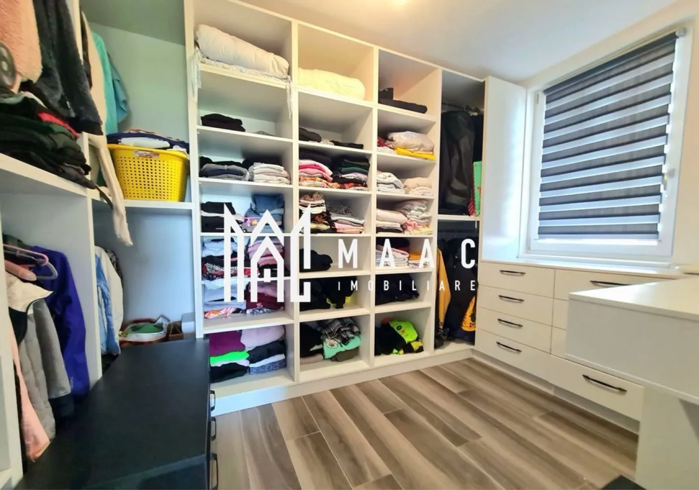Casă | 5 camere | 116 mp utili | Curte 150 mp | Calea Cisnădiei - Maac Imobiliare prezintă o casă modernă, situată pe Calea Cisnădiei, ideală pentru o familie care își dorește confort, eficiență energetică și un spațiu bine compartimentat.

Imobilul are o suprafață utilă de 116 mp și este amplasat pe un teren cu o curte liberă de aproximativ 150 mp, perfectă pentru relaxare sau amenajare după propriul gust.

Compartimentarea este practică și bine gândită:

Parterul este compus dintr-un living generos cu bucătărie open-space, oferind un spațiu luminos și primitor, precum și o baie.

Etajul 1 dispune de două dormitoare, un dressing și o baie, fiind zona dedicată odihnei.

Etajul 2 oferă o cameră spațioasă, ideală atât pentru depozitare, cât și pentru amenajarea unui al treilea dormitor sau birou.

Locuința beneficiază de dotări moderne, printre care pompă de căldură Wolf și încălzire în pardoseală, asigurând un confort termic ridicat și costuri eficiente de întreținere.

Casa se vinde complet mobilată și utilată, fiind pregătită pentru mutare imediată. 

Pentru mai multe detalii precizati telefonic ca ati vazut anuntul ID: CP3041504