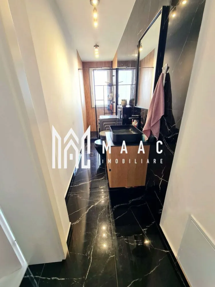 Casă | 5 camere | 116 mp utili | Curte 150 mp | Calea Cisnădiei - Maac Imobiliare prezintă o casă modernă, situată pe Calea Cisnădiei, ideală pentru o familie care își dorește confort, eficiență energetică și un spațiu bine compartimentat.

Imobilul are o suprafață utilă de 116 mp și este amplasat pe un teren cu o curte liberă de aproximativ 150 mp, perfectă pentru relaxare sau amenajare după propriul gust.

Compartimentarea este practică și bine gândită:

Parterul este compus dintr-un living generos cu bucătărie open-space, oferind un spațiu luminos și primitor, precum și o baie.

Etajul 1 dispune de două dormitoare, un dressing și o baie, fiind zona dedicată odihnei.

Etajul 2 oferă o cameră spațioasă, ideală atât pentru depozitare, cât și pentru amenajarea unui al treilea dormitor sau birou.

Locuința beneficiază de dotări moderne, printre care pompă de căldură Wolf și încălzire în pardoseală, asigurând un confort termic ridicat și costuri eficiente de întreținere.

Casa se vinde complet mobilată și utilată, fiind pregătită pentru mutare imediată. 

Pentru mai multe detalii precizati telefonic ca ati vazut anuntul ID: CP3041504