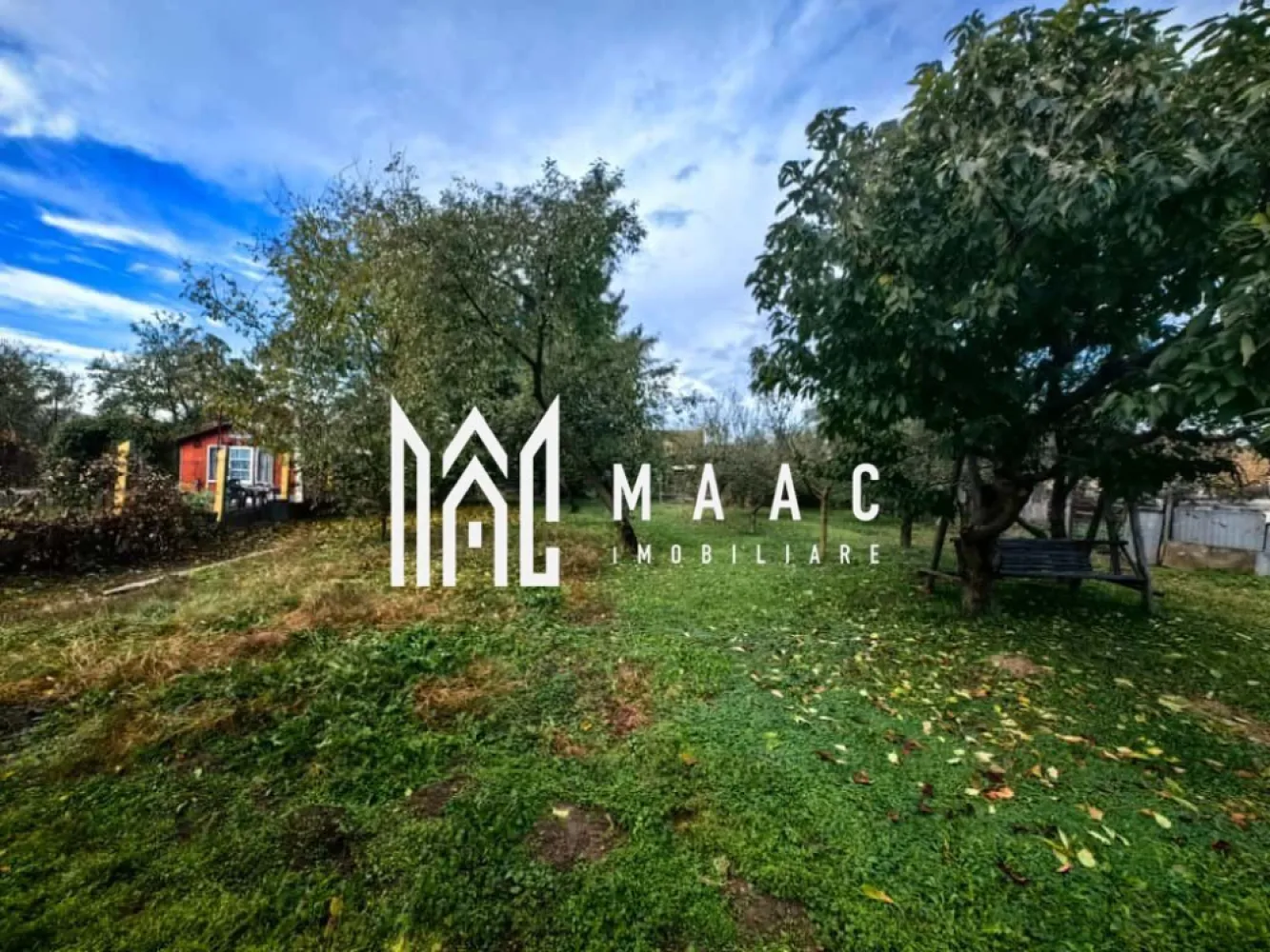 Casa individuala 3 camere I Teren 860 mp I Cristian - MAAC IMOBILIARE supune atentiei dumneavoastra o casa individuala din Cristian, bine pozitionata, aflata intr-un stadiu de "gri" -deci nefinalizata- dar avand un potential de exploatare remarcabil.

Proprietatea, situata pe un teren de 860mp, cuprinde:
-casa - in planul de la strada, cu regim de inaltime S+P+M; 
-curte - cu acces auto (pot fi parcate minim 5 masini); fantana; spatiu pentru bbq;
-sura - pentru care exista un proiect, aprobat, de transformare in pensiune; (acum are 2 incaperi folosite ca atelier, respectiv magazie)
-gradina - spatiu liber, verde-in planul din spate.

Locuinta e structurata astfel:
Pivnita - 2 incaperi mari, decomandate, hol, casa scarii
Parter - camera de zi, hol, bucatarie cu loc de luat masa, baie de serviciu, camara, casa scarii. In exterior-cuptor de paine refacut, veranda la intrare.
Mansarda - 2 dormitoare, baie, hol, casa scarii.

Casa, construita in anii "50, din caramida, a fost supusa unui amplu plan de renovare. 
S-au facut lucrari de subzidire, s-au montat instalatii noi pentru curent, gaz, apa si canalizare. Instalatie de aspirare centralizata.
Pivnita- 2 incaperi (una din ele fiind proiectata ca birou, cealalta avand instalatii sanitare, canalizare, electrice pregatite pentru bucatarie, spatiu destinat centralei termice, boiler pentru apa calda/ panouri de incalzire); exista aerisire naturala, incapere tehnica; trebuie mentionata placa de beton a pivnitei (podeaua) care este suspendata pentru aerisire naturala; exista si un rezervor pentru pentru apa pluviala cu pompa submersibila pentru situatiile nedorite in care ar putea sa apara inundatiile.
Parterul-izolația interioară va fi realizată cu vată bazaltică, acoperită cu plăci de rigips, asigurând o bună eficiență termică.
La mansardă, pereții au fost reconsolidați prin adăugarea unui nou strat de cărămidă aparentă, iar între cele două rânduri de zidărie a fost integrată izolația din vată bazaltică, contribuind la o protecție termică superioară.
Protectie fonica intre etaje
Acoperisul de tigla are 2 straturi de izolatie (vata bazaltica + polistiren), ventilatie naturala, tigla noua, capriori consolidati.
Au fost refacute si consolidate centurile casei.

Pentru toti pasii renovarii exista filme si fotografii care sa ateste modul in care s-a lucrat.
Toate materialele sunt de calitate premium, aduse din afara tarii. 
Pentru terminarea lucrarilor de finisare, o parte din materialele necesare sunt asigurate de actualul proprietar.

O casa cu poveste, renovata cu pasiune in speranta ca va implini visul proprietarului de a locui intr-un spatiu unde traditia intalneste confortul si eleganta. 
Va asteapta! S-o achizitionati si s-o personalizati dupa gustul dumneavoastra!

Pentru mai multe detalii precizati telefonic ca ati vazut anuntul cu ID:CP2798233