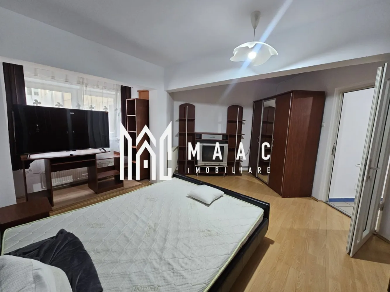 Apartament 2 camere | 56 MPU | Decomandat | 2 Balcoane | Strand - MAAC Imobiliare va propune spre vanzare un apartament cu 2 camere decomandate, situat la etajul 2 într-un imobil din cartierul Ștrand într-o zonă extrem de apreciată pentru accesibilitate și proximitatea față de punctele de interes urbane. Locuința oferă un spațiu generos și bine organizat, fiind ideală pentru familii care își doresc confort și funcționalitate.

Caracteristici:
Apartament cu 2 camere.
Suprafață utilă de 56 mp.
Situat la etajul 2 din 4.

Compartimentare:
Hol de acces.
Două dormitoare.
Baie
2 Balcoane

Dotări și finisaje:
Parchet.
Centrală termică proprie și încălzire prin calorifere.
Instalații electrice și sanitare complet schimbate.
Spații bine întreținute și funcționale.

Avantaje locație:
Acces rapid către centru, magazine, școli și mijloace de transport.
Aproape de parcuri și zone verzi.

Pentru mai multe detalii precizati telefonic ca ati vazut anuntul cu ID: CP3043999.