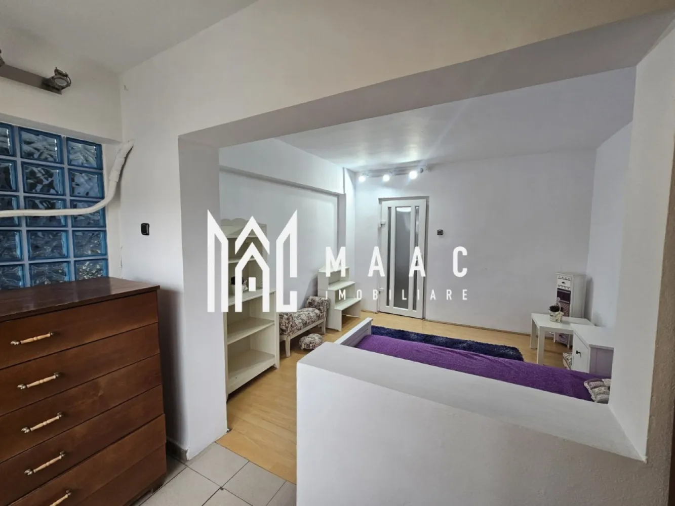 Apartament 2 camere | 56 MPU | Decomandat | 2 Balcoane | Strand - MAAC Imobiliare va propune spre vanzare un apartament cu 2 camere decomandate, situat la etajul 2 într-un imobil din cartierul Ștrand într-o zonă extrem de apreciată pentru accesibilitate și proximitatea față de punctele de interes urbane. Locuința oferă un spațiu generos și bine organizat, fiind ideală pentru familii care își doresc confort și funcționalitate.

Caracteristici:
Apartament cu 2 camere.
Suprafață utilă de 56 mp.
Situat la etajul 2 din 4.

Compartimentare:
Hol de acces.
Două dormitoare.
Baie
2 Balcoane

Dotări și finisaje:
Parchet.
Centrală termică proprie și încălzire prin calorifere.
Instalații electrice și sanitare complet schimbate.
Spații bine întreținute și funcționale.

Avantaje locație:
Acces rapid către centru, magazine, școli și mijloace de transport.
Aproape de parcuri și zone verzi.

Pentru mai multe detalii precizati telefonic ca ati vazut anuntul cu ID: CP3043999.