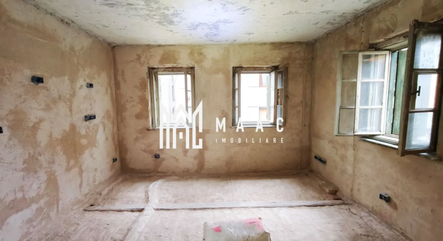 Casa individuala 3 camere I Teren 860 mp I Cristian - MAAC IMOBILIARE supune atentiei dumneavoastra o casa individuala din Cristian, bine pozitionata, aflata intr-un stadiu de "gri" -deci nefinalizata- dar avand un potential de exploatare remarcabil.

Proprietatea, situata pe un teren de 860mp, cuprinde:
-casa - in planul de la strada, cu regim de inaltime S+P+M; 
-curte - cu acces auto (pot fi parcate minim 5 masini); fantana; spatiu pentru bbq;
-sura - pentru care exista un proiect, aprobat, de transformare in pensiune; (acum are 2 incaperi folosite ca atelier, respectiv magazie)
-gradina - spatiu liber, verde-in planul din spate.

Locuinta e structurata astfel:
Pivnita - 2 incaperi mari, decomandate, hol, casa scarii
Parter - camera de zi, hol, bucatarie cu loc de luat masa, baie de serviciu, camara, casa scarii. In exterior-cuptor de paine refacut, veranda la intrare.
Mansarda - 2 dormitoare, baie, hol, casa scarii.

Casa, construita in anii "50, din caramida, a fost supusa unui amplu plan de renovare. 
S-au facut lucrari de subzidire, s-au montat instalatii noi pentru curent, gaz, apa si canalizare. Instalatie de aspirare centralizata.
Pivnita- 2 incaperi (una din ele fiind proiectata ca birou, cealalta avand instalatii sanitare, canalizare, electrice pregatite pentru bucatarie, spatiu destinat centralei termice, boiler pentru apa calda/ panouri de incalzire); exista aerisire naturala, incapere tehnica; trebuie mentionata placa de beton a pivnitei (podeaua) care este suspendata pentru aerisire naturala; exista si un rezervor pentru pentru apa pluviala cu pompa submersibila pentru situatiile nedorite in care ar putea sa apara inundatiile.
Parterul-izolația interioară va fi realizată cu vată bazaltică, acoperită cu plăci de rigips, asigurând o bună eficiență termică.
La mansardă, pereții au fost reconsolidați prin adăugarea unui nou strat de cărămidă aparentă, iar între cele două rânduri de zidărie a fost integrată izolația din vată bazaltică, contribuind la o protecție termică superioară.
Protectie fonica intre etaje
Acoperisul de tigla are 2 straturi de izolatie (vata bazaltica + polistiren), ventilatie naturala, tigla noua, capriori consolidati.
Au fost refacute si consolidate centurile casei.

Pentru toti pasii renovarii exista filme si fotografii care sa ateste modul in care s-a lucrat.
Toate materialele sunt de calitate premium, aduse din afara tarii. 
Pentru terminarea lucrarilor de finisare, o parte din materialele necesare sunt asigurate de actualul proprietar.

O casa cu poveste, renovata cu pasiune in speranta ca va implini visul proprietarului de a locui intr-un spatiu unde traditia intalneste confortul si eleganta. 
Va asteapta! S-o achizitionati si s-o personalizati dupa gustul dumneavoastra!

Pentru mai multe detalii precizati telefonic ca ati vazut anuntul cu ID:CP2798233