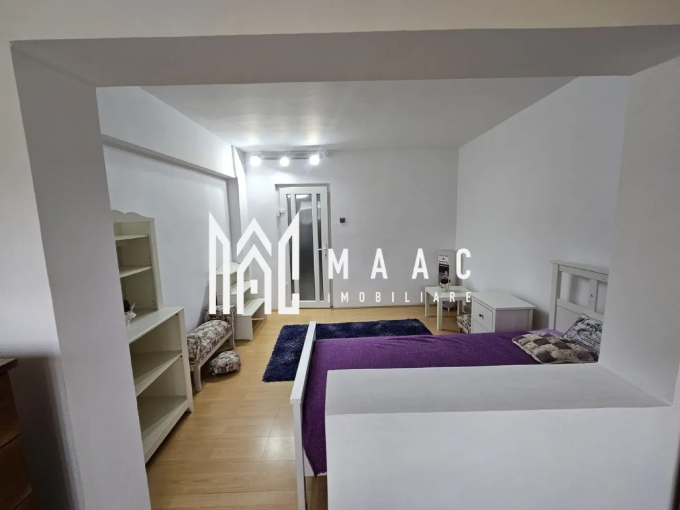 Apartament 2 camere | 56 MPU | Decomandat | 2 Balcoane | Strand - MAAC Imobiliare va propune spre inchiriere un apartament cu 2 camere decomandate, situat la etajul 2 într-un imobil din cartierul Ștrand într-o zonă extrem de apreciată pentru accesibilitate și proximitatea față de punctele de interes urbane. Locuința oferă un spațiu generos și bine organizat, fiind ideală pentru familii care își doresc confort și funcționalitate.

Caracteristici:
Apartament cu 2 camere.
Suprafață utilă de 56 mp.
Situat la etajul 2 din 4.

Compartimentare:
Hol de acces.
Două dormitoare.
Baie
2 Balcoane

Dotări și finisaje:
Parchet.
Centrală termică proprie și încălzire prin calorifere.
Instalații electrice și sanitare complet schimbate.
Spații bine întreținute și funcționale.

Avantaje locație:
Acces rapid către centru, magazine, școli și mijloace de transport.
Aproape de parcuri și zone verzi.

Pentru chiriasi cu animale de companie, pretul este de 430 EURO/luna.

Pentru mai multe detalii precizati telefonic ca ati vazut anuntul cu ID: CP3044263.
