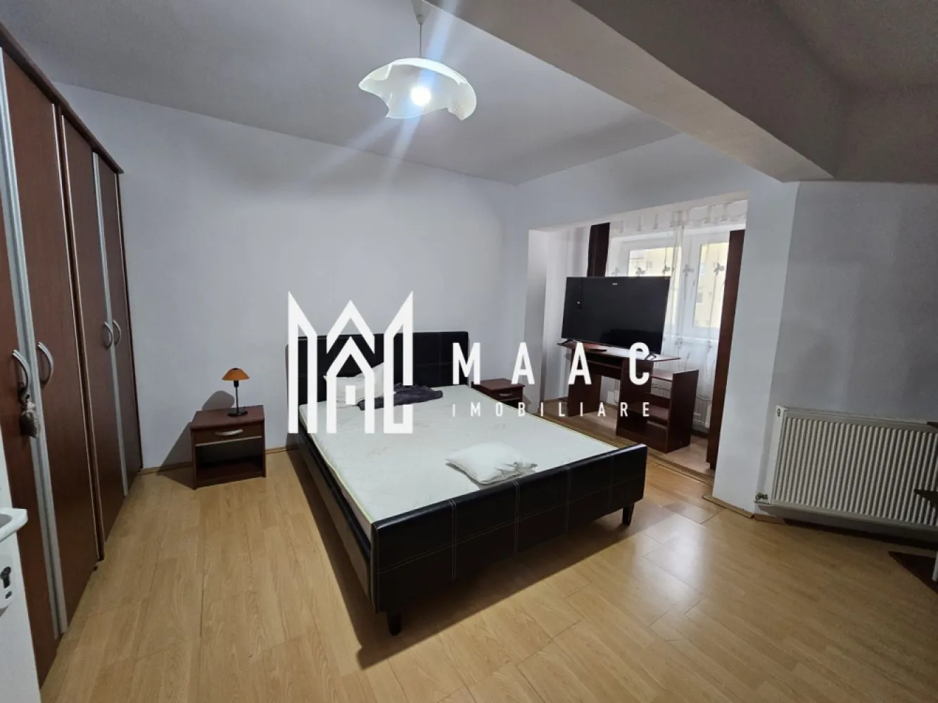 Apartament 2 camere | 56 MPU | Decomandat | 2 Balcoane | Strand - MAAC Imobiliare va propune spre inchiriere un apartament cu 2 camere decomandate, situat la etajul 2 într-un imobil din cartierul Ștrand într-o zonă extrem de apreciată pentru accesibilitate și proximitatea față de punctele de interes urbane. Locuința oferă un spațiu generos și bine organizat, fiind ideală pentru familii care își doresc confort și funcționalitate.

Caracteristici:
Apartament cu 2 camere.
Suprafață utilă de 56 mp.
Situat la etajul 2 din 4.

Compartimentare:
Hol de acces.
Două dormitoare.
Baie
2 Balcoane

Dotări și finisaje:
Parchet.
Centrală termică proprie și încălzire prin calorifere.
Instalații electrice și sanitare complet schimbate.
Spații bine întreținute și funcționale.

Avantaje locație:
Acces rapid către centru, magazine, școli și mijloace de transport.
Aproape de parcuri și zone verzi.

Pentru chiriasi cu animale de companie, pretul este de 430 EURO/luna.

Pentru mai multe detalii precizati telefonic ca ati vazut anuntul cu ID: CP3044263.