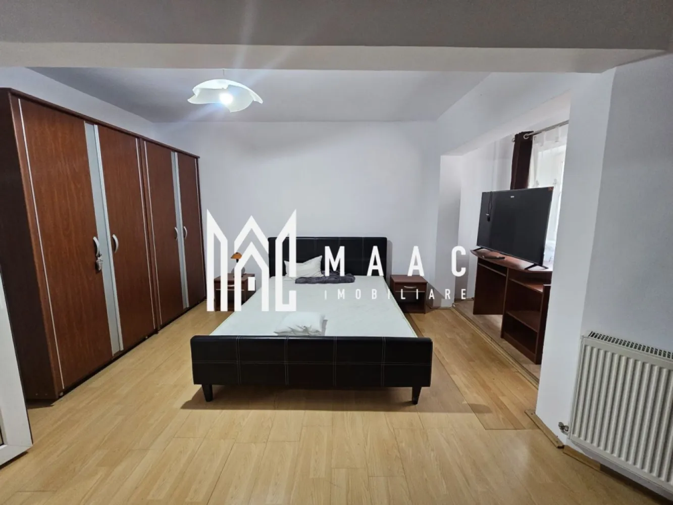 Apartament 2 camere | 56 MPU | Decomandat | 2 Balcoane | Strand - MAAC Imobiliare va propune spre inchiriere un apartament cu 2 camere decomandate, situat la etajul 2 într-un imobil din cartierul Ștrand într-o zonă extrem de apreciată pentru accesibilitate și proximitatea față de punctele de interes urbane. Locuința oferă un spațiu generos și bine organizat, fiind ideală pentru familii care își doresc confort și funcționalitate.

Caracteristici:
Apartament cu 2 camere.
Suprafață utilă de 56 mp.
Situat la etajul 2 din 4.

Compartimentare:
Hol de acces.
Două dormitoare.
Baie
2 Balcoane

Dotări și finisaje:
Parchet.
Centrală termică proprie și încălzire prin calorifere.
Instalații electrice și sanitare complet schimbate.
Spații bine întreținute și funcționale.

Avantaje locație:
Acces rapid către centru, magazine, școli și mijloace de transport.
Aproape de parcuri și zone verzi.

Pentru chiriasi cu animale de companie, pretul este de 430 EURO/luna.

Pentru mai multe detalii precizati telefonic ca ati vazut anuntul cu ID: CP3044263.