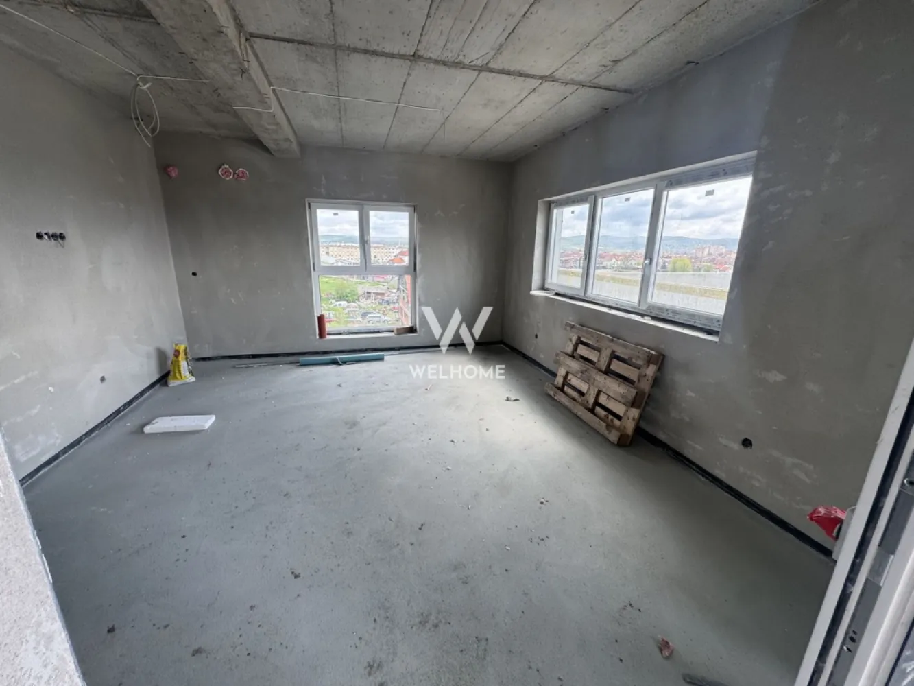 Penthouse 3 camere , 2 bai,TERASA 90mp, Lacul lui Binder, Sibiu - Va prezentam un apartament de tip penthouse, cu o terasa panoramica absolut superba. 

Suprafata utila : 76.6 mp 
Compartimentare: hol cu acces in livingul open space cu bucataria, baie, 2 dormitoare, unul cu baie proprie. 
 Terasa 90 mp utili, partial acoperita

Predare la stadiul de alb : geamuri si usa termopan 3 foi de sticla, pereti tencuiti si gletuiti, sapa elicopterizata, centrala, incalzire in pardoseala instalatii electrice, termice si sanitare. 

Loc de parcare inclus în preț, cu posibilitatea achiziționării unui al doilea loc (în funcție de disponibilitate).
Termen de predare: iulie 2026 

Pret : 224.000 euro Tva inclus COMISION ZERO

Detalii si vizionari: 0752.088.381- Roxana 
Merita vazut! Terasa panoramica asupra orasului. Posibilitate de finisare la cheie, contracost