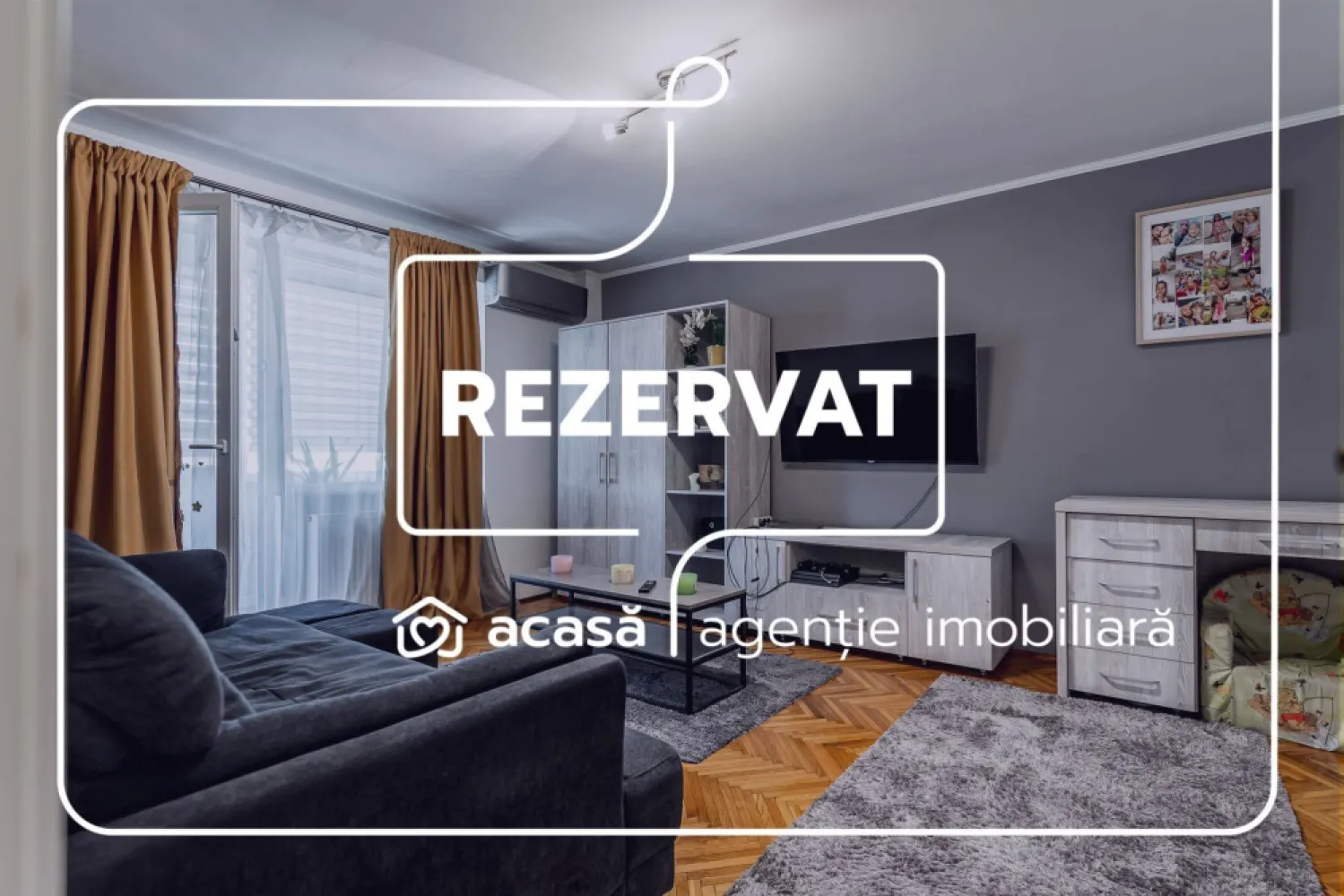 REZERVAT Apartament mobilat pe strada Corneliu Coposu, 0% COMISION - REZERVAT

Există proprietăți care își confirmă valoarea prin detalii strategice, iar acest apartament este un exemplu elocvent de echilibru între funcționalitate și poziționare premium. Situată pe strada Corneliu Coposu, într-un punct cardinal al centrului Aradului, această reședință se adresează celor care prețuiesc timpul și calitatea vieții urbane.

Configurație și dotări interioare:
Apartamentul are 2 camere, o suprafață construită de 75 mp (46 mp utili + 9 mp balcon), este situat la etajul 3 al unui imobil cu 4 niveluri – considerat etajul ideal din punct de vedere al eficienței termice și al perspectivei asupra zonei. Interiorul este complet decomandat, oferind o intimitate superioară și o circulație fluidă între camere.

Zona de zi și noapte: Finisajele moderne și mobilierul ales cu grijă creează un ambient primitor, proprietatea vânzându-se complet mobilată și utilată.

Funcționalitate: Bucătăria este închisă, oferind un spațiu de gătit separat și bine ventilat.

Confort climateric: Locuința dispune de centrală termică proprie pe gaz și sistem de aer condiționat, asigurând un control absolut al temperaturii interioare.

Localizare și facilități urbane:
Poziționarea este, fără îndoială, cel mai puternic atu al acestei proprietăți. Situat în imediata apropiere a Consiliului Județean, a Bazinului Amefa și a Lacului Pădurice, apartamentul vă plasează în centrul activității urbane, având la îndemână tot ce este esențial:

Puncte de reper: La câțiva pași de Catedrala Ortodoxă, un simbol al orașului.

Cumpărături și Servicii: Acces facil și rapid către punctele comerciale, precum și proximitate față de stația de alimentare cu combustibil.

Mobilitate: Conectivitate excelentă prin rețeaua de transport în comun, stația de tramvai fiind situată în imediata vecinătate, facilitând deplasarea rapidă spre orice zonă a orașului.

Detalii Achiziție:
Proprietatea reprezintă o alegere strategică atât pentru o reședință personală de prestigiu, cât și pentru o investiție sigură pe termen lung, datorită cererii constante de închiriere în această zonă.

Preț de vânzare: 85.900€

Pentru detalii și programarea unei vizionări:
Jasmina Uglesits - 0740814770 Consultant imobiliar - Agenția ACASĂ Arad

Nu dispui de toată suma? Te ajutăm noi gratuit! Îți obținem oferte de la 16 bănci.

Ai o proprietate de vânzare în Arad și vrei să știi cât valorează cu adevărat?
Sună-mă pentru o evaluare gratuită, fără obligații.

Birou: ACASĂ | Agenție imobiliară Arad
Bulevardul Decebal 2, Arad 310133