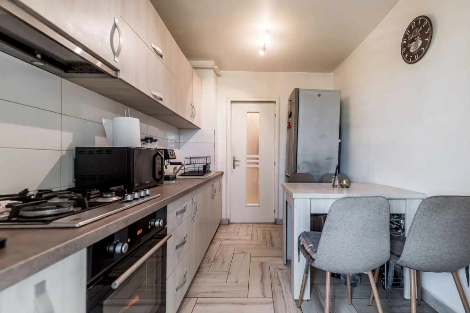 REZERVAT Apartament mobilat pe strada Corneliu Coposu, 0% COMISION - REZERVAT

Există proprietăți care își confirmă valoarea prin detalii strategice, iar acest apartament este un exemplu elocvent de echilibru între funcționalitate și poziționare premium. Situată pe strada Corneliu Coposu, într-un punct cardinal al centrului Aradului, această reședință se adresează celor care prețuiesc timpul și calitatea vieții urbane.

Configurație și dotări interioare:
Apartamentul are 2 camere, o suprafață construită de 75 mp (46 mp utili + 9 mp balcon), este situat la etajul 3 al unui imobil cu 4 niveluri – considerat etajul ideal din punct de vedere al eficienței termice și al perspectivei asupra zonei. Interiorul este complet decomandat, oferind o intimitate superioară și o circulație fluidă între camere.

Zona de zi și noapte: Finisajele moderne și mobilierul ales cu grijă creează un ambient primitor, proprietatea vânzându-se complet mobilată și utilată.

Funcționalitate: Bucătăria este închisă, oferind un spațiu de gătit separat și bine ventilat.

Confort climateric: Locuința dispune de centrală termică proprie pe gaz și sistem de aer condiționat, asigurând un control absolut al temperaturii interioare.

Localizare și facilități urbane:
Poziționarea este, fără îndoială, cel mai puternic atu al acestei proprietăți. Situat în imediata apropiere a Consiliului Județean, a Bazinului Amefa și a Lacului Pădurice, apartamentul vă plasează în centrul activității urbane, având la îndemână tot ce este esențial:

Puncte de reper: La câțiva pași de Catedrala Ortodoxă, un simbol al orașului.

Cumpărături și Servicii: Acces facil și rapid către punctele comerciale, precum și proximitate față de stația de alimentare cu combustibil.

Mobilitate: Conectivitate excelentă prin rețeaua de transport în comun, stația de tramvai fiind situată în imediata vecinătate, facilitând deplasarea rapidă spre orice zonă a orașului.

Detalii Achiziție:
Proprietatea reprezintă o alegere strategică atât pentru o reședință personală de prestigiu, cât și pentru o investiție sigură pe termen lung, datorită cererii constante de închiriere în această zonă.

Preț de vânzare: 85.900€

Pentru detalii și programarea unei vizionări:
Jasmina Uglesits - 0740814770 Consultant imobiliar - Agenția ACASĂ Arad

Nu dispui de toată suma? Te ajutăm noi gratuit! Îți obținem oferte de la 16 bănci.

Ai o proprietate de vânzare în Arad și vrei să știi cât valorează cu adevărat?
Sună-mă pentru o evaluare gratuită, fără obligații.

Birou: ACASĂ | Agenție imobiliară Arad
Bulevardul Decebal 2, Arad 310133