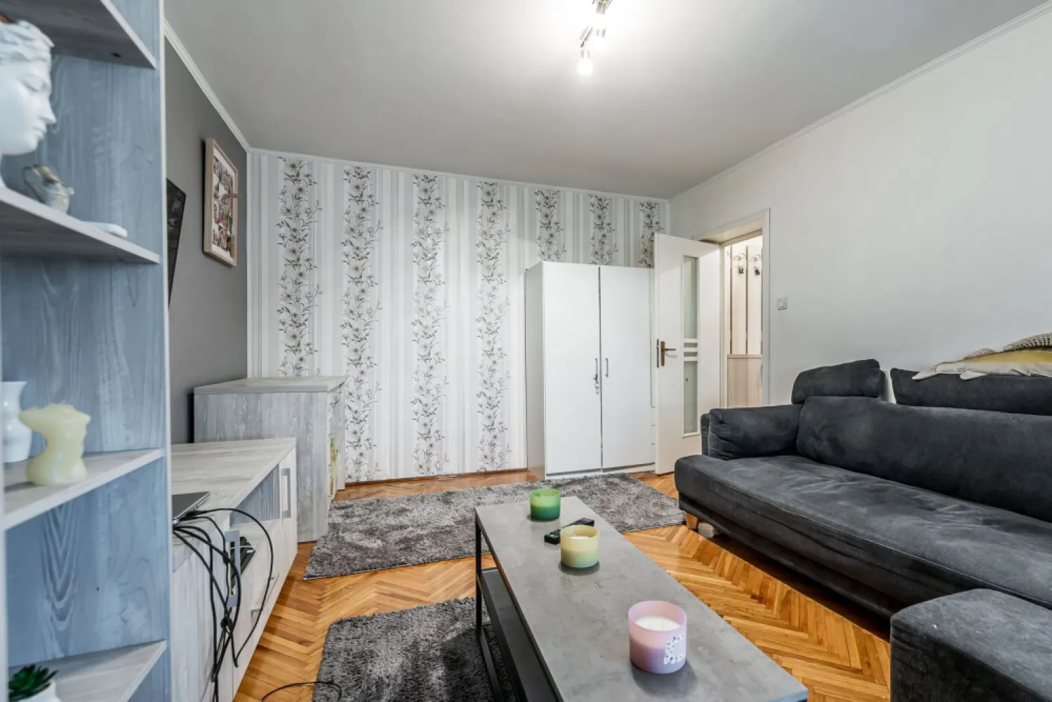 REZERVAT Apartament mobilat pe strada Corneliu Coposu, 0% COMISION - REZERVAT

Există proprietăți care își confirmă valoarea prin detalii strategice, iar acest apartament este un exemplu elocvent de echilibru între funcționalitate și poziționare premium. Situată pe strada Corneliu Coposu, într-un punct cardinal al centrului Aradului, această reședință se adresează celor care prețuiesc timpul și calitatea vieții urbane.

Configurație și dotări interioare:
Apartamentul are 2 camere, o suprafață construită de 75 mp (46 mp utili + 9 mp balcon), este situat la etajul 3 al unui imobil cu 4 niveluri – considerat etajul ideal din punct de vedere al eficienței termice și al perspectivei asupra zonei. Interiorul este complet decomandat, oferind o intimitate superioară și o circulație fluidă între camere.

Zona de zi și noapte: Finisajele moderne și mobilierul ales cu grijă creează un ambient primitor, proprietatea vânzându-se complet mobilată și utilată.

Funcționalitate: Bucătăria este închisă, oferind un spațiu de gătit separat și bine ventilat.

Confort climateric: Locuința dispune de centrală termică proprie pe gaz și sistem de aer condiționat, asigurând un control absolut al temperaturii interioare.

Localizare și facilități urbane:
Poziționarea este, fără îndoială, cel mai puternic atu al acestei proprietăți. Situat în imediata apropiere a Consiliului Județean, a Bazinului Amefa și a Lacului Pădurice, apartamentul vă plasează în centrul activității urbane, având la îndemână tot ce este esențial:

Puncte de reper: La câțiva pași de Catedrala Ortodoxă, un simbol al orașului.

Cumpărături și Servicii: Acces facil și rapid către punctele comerciale, precum și proximitate față de stația de alimentare cu combustibil.

Mobilitate: Conectivitate excelentă prin rețeaua de transport în comun, stația de tramvai fiind situată în imediata vecinătate, facilitând deplasarea rapidă spre orice zonă a orașului.

Detalii Achiziție:
Proprietatea reprezintă o alegere strategică atât pentru o reședință personală de prestigiu, cât și pentru o investiție sigură pe termen lung, datorită cererii constante de închiriere în această zonă.

Preț de vânzare: 85.900€

Pentru detalii și programarea unei vizionări:
Jasmina Uglesits - 0740814770 Consultant imobiliar - Agenția ACASĂ Arad

Nu dispui de toată suma? Te ajutăm noi gratuit! Îți obținem oferte de la 16 bănci.

Ai o proprietate de vânzare în Arad și vrei să știi cât valorează cu adevărat?
Sună-mă pentru o evaluare gratuită, fără obligații.

Birou: ACASĂ | Agenție imobiliară Arad
Bulevardul Decebal 2, Arad 310133