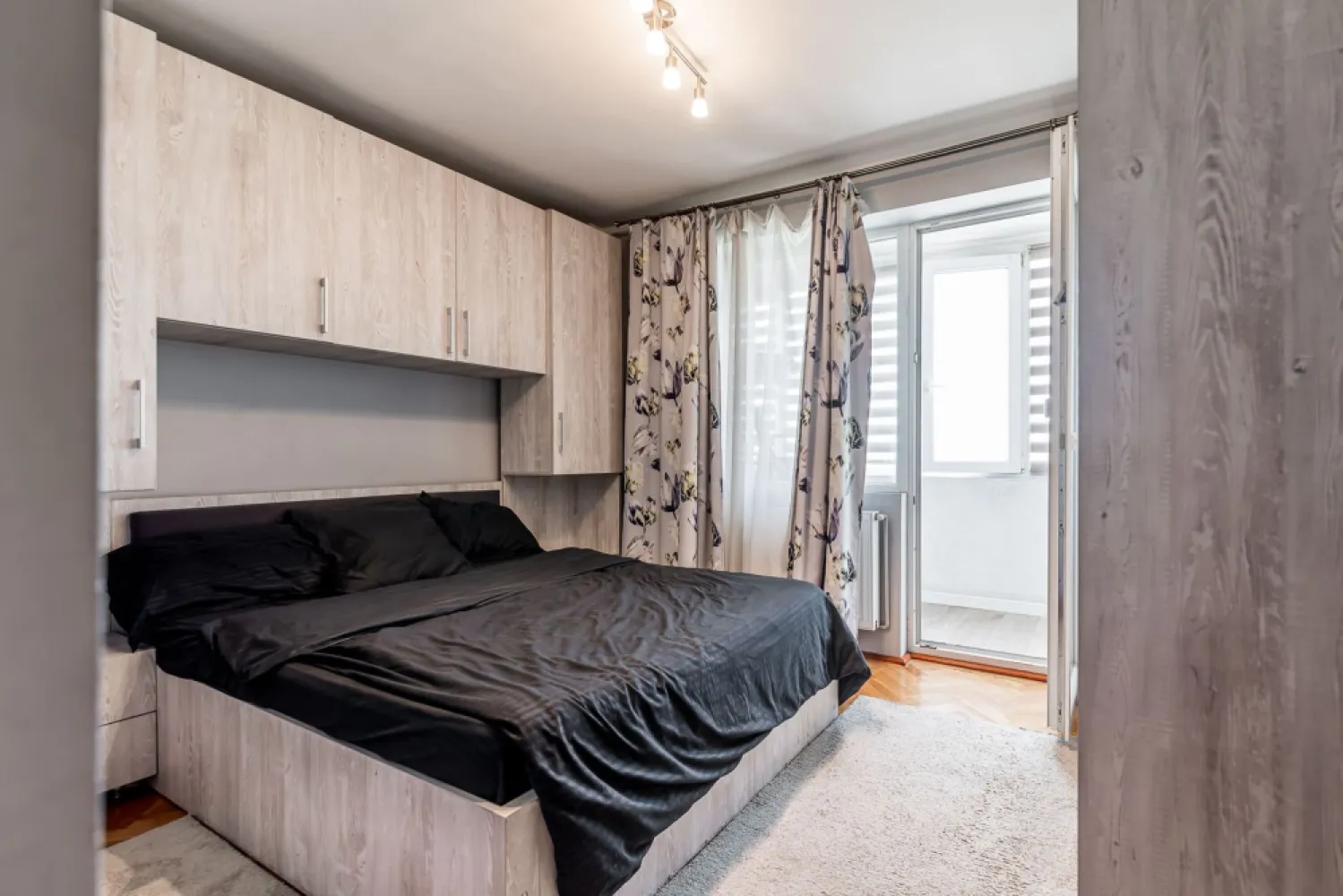 REZERVAT Apartament mobilat pe strada Corneliu Coposu, 0% COMISION - REZERVAT

Există proprietăți care își confirmă valoarea prin detalii strategice, iar acest apartament este un exemplu elocvent de echilibru între funcționalitate și poziționare premium. Situată pe strada Corneliu Coposu, într-un punct cardinal al centrului Aradului, această reședință se adresează celor care prețuiesc timpul și calitatea vieții urbane.

Configurație și dotări interioare:
Apartamentul are 2 camere, o suprafață construită de 75 mp (46 mp utili + 9 mp balcon), este situat la etajul 3 al unui imobil cu 4 niveluri – considerat etajul ideal din punct de vedere al eficienței termice și al perspectivei asupra zonei. Interiorul este complet decomandat, oferind o intimitate superioară și o circulație fluidă între camere.

Zona de zi și noapte: Finisajele moderne și mobilierul ales cu grijă creează un ambient primitor, proprietatea vânzându-se complet mobilată și utilată.

Funcționalitate: Bucătăria este închisă, oferind un spațiu de gătit separat și bine ventilat.

Confort climateric: Locuința dispune de centrală termică proprie pe gaz și sistem de aer condiționat, asigurând un control absolut al temperaturii interioare.

Localizare și facilități urbane:
Poziționarea este, fără îndoială, cel mai puternic atu al acestei proprietăți. Situat în imediata apropiere a Consiliului Județean, a Bazinului Amefa și a Lacului Pădurice, apartamentul vă plasează în centrul activității urbane, având la îndemână tot ce este esențial:

Puncte de reper: La câțiva pași de Catedrala Ortodoxă, un simbol al orașului.

Cumpărături și Servicii: Acces facil și rapid către punctele comerciale, precum și proximitate față de stația de alimentare cu combustibil.

Mobilitate: Conectivitate excelentă prin rețeaua de transport în comun, stația de tramvai fiind situată în imediata vecinătate, facilitând deplasarea rapidă spre orice zonă a orașului.

Detalii Achiziție:
Proprietatea reprezintă o alegere strategică atât pentru o reședință personală de prestigiu, cât și pentru o investiție sigură pe termen lung, datorită cererii constante de închiriere în această zonă.

Preț de vânzare: 85.900€

Pentru detalii și programarea unei vizionări:
Jasmina Uglesits - 0740814770 Consultant imobiliar - Agenția ACASĂ Arad

Nu dispui de toată suma? Te ajutăm noi gratuit! Îți obținem oferte de la 16 bănci.

Ai o proprietate de vânzare în Arad și vrei să știi cât valorează cu adevărat?
Sună-mă pentru o evaluare gratuită, fără obligații.

Birou: ACASĂ | Agenție imobiliară Arad
Bulevardul Decebal 2, Arad 310133