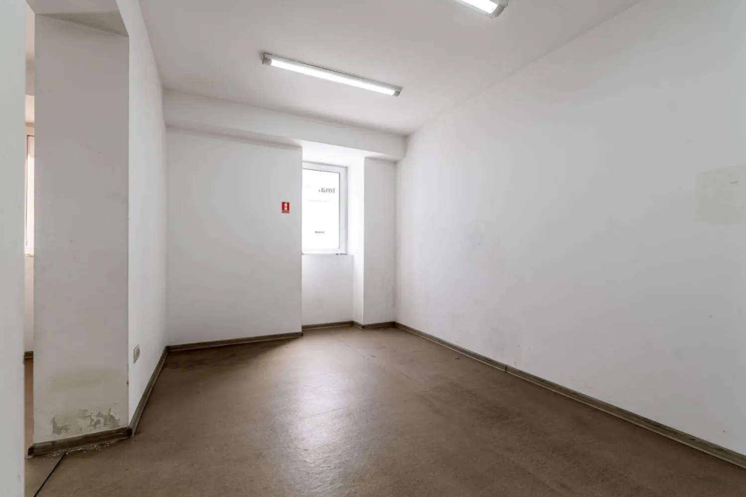 Spațiu comercial cu acces stradal, pe b-dul Decebal, ideal investiție - Te-ai săturat să plătești chirie lună de lună pentru afacerea ta?

Sau cauți un spațiu comercial care să îți producă venit?

Ai oportunitatea să achiziționezi un spațiu comercial poziționat central, chiar pe B-dul Decebal nr. 14, vis-a-vis de Casa Armatei, într-o zonă cu trafic auto și pietonal cu vizibilitate excelentă.

✔ Acces direct din stradă în 2 spații separate
✔ Posibilitate de utilizare mixtă: business propriu + închiriere
✔ Poziție ușor de găsit pentru clienți
✔ Ideal pentru activități cu publicul: birou, agenție, salon, servicii, cabinet, atelier, magazin, punct de lucru sau investiție

Spațiul este situat la demisol, accesul realizându-se prin coborârea a doar 3 trepte.

Compartimentarea este practică și oferă flexibilitate: 

🔹 Spațiul 1

acces separat din stradă
aproximativ 18 mp
o încăpere ideală pentru activitate individuală sau închiriere rapidă

🔹 Spațiul 2

acces separat din stradă
aproximativ 26 mp
două încăperi potrivite pentru activități comerciale sau birouri

🔹 Cele două spații comunică printr-un coridor comun aflat în spatele lor.

Imaginează-ți că îți desfășori propria activitate într-un spațiu central, fără presiunea chiriei lunare.

Sau poate alegi varianta inteligentă:
➡ folosești un spațiu pentru business-ul tău
➡ iar celălalt îți generează venit pasiv din chirie.

Poziționarea pe unul dintre cele mai cunoscute bulevarde din Arad oferă expunere și accesibilitate, două elemente esențiale pentru orice afacere care lucrează cu publicul.

Dacă vrei un spațiu comercial cu potențial real, într-o locație ușor de remarcat și cu posibilitate de exploatare dublă, contactează-mă pentru detalii și vizionare.

Un spațiu bine poziționat poate face diferența dintre o afacere obișnuită și una care crește constant.

Contact 0040757662907 Andrei Caracioni consultant imobiliar.

Cod proprietate: CP3054101