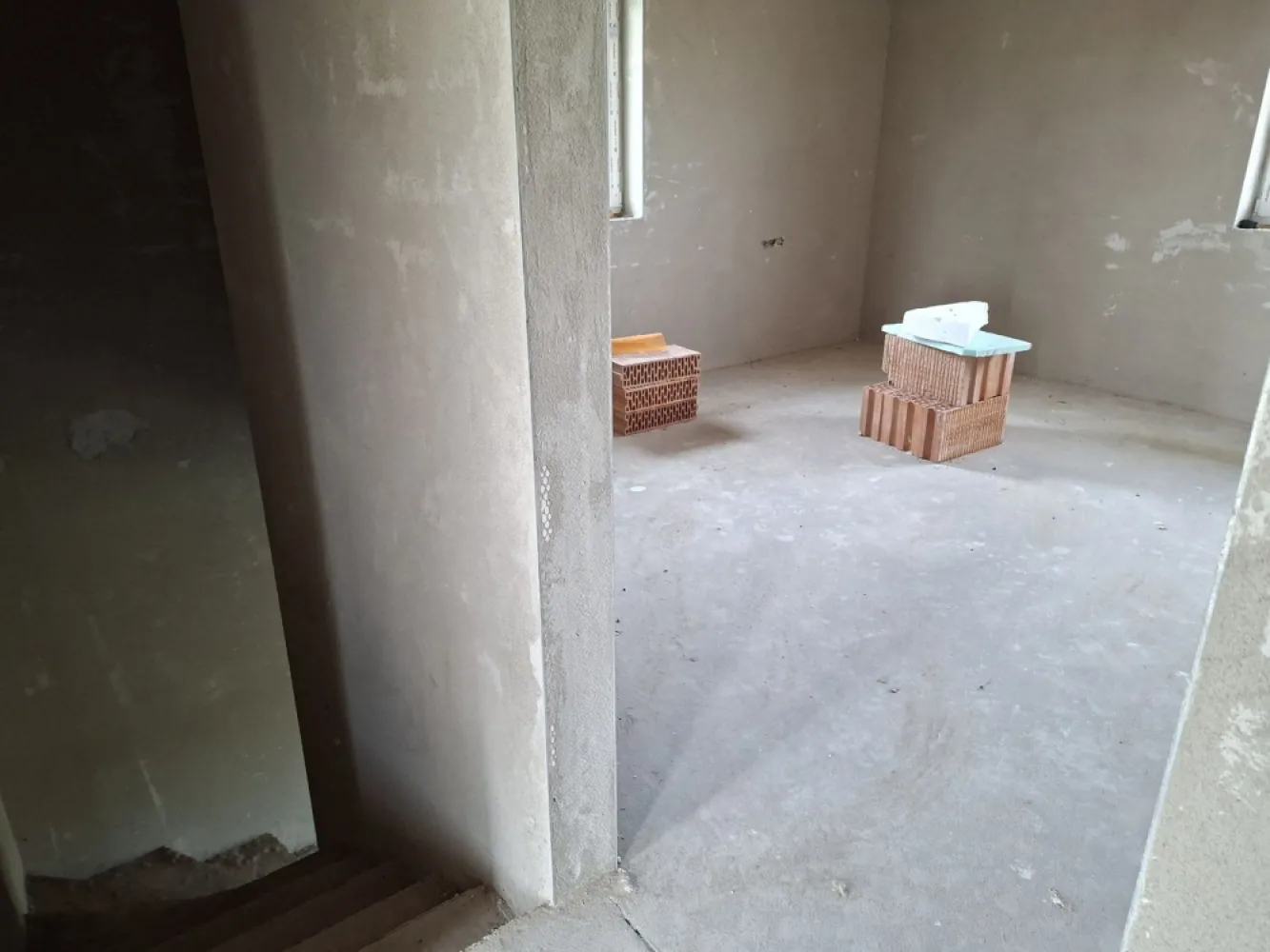 CASA NOUA IN GRI DE VANZARE
