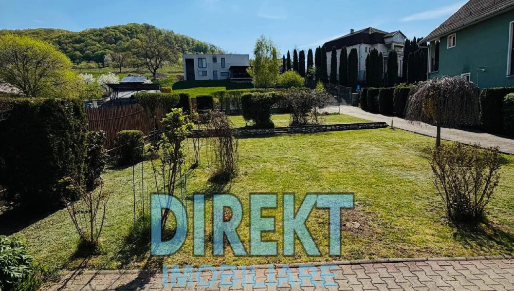 Casa individuala , zona Valea Ghinzii, si 2100 mp teren aferent - Descopera un colt de liniste si frumusete naturala, perfect pentru a deveni “acasa”

Agentia Direkt Imobiliare va propune spre vanzare casa individuala, situata in localitatea Bistrita, str. Valea Ghinzii. Imobilul este construit in anul 2000 si renovat in anul 2010, in regim de inaltime D+P+E+M. Suprafata construita a casei este de 340 mp, respectiv 282 mp suprafata utila, fiind compartimentata astfelꓽ

la demisolꓽ hol, camera centralei si 4 incaperi pentru depozitarea organizata a lucrurilorꓼ
la parterꓽ hol, living, birou, baie, bucatarie inchisa cu iesire pe terasa, camara alimente, spatiu depozitareꓼ
la etajꓽ hol, baie, 3 dormitoare, dintre care unul cu baie proprie, balcon inchis, terasaꓼ
mansardaꓽ loc depozitare.
Casa este izolata, dispune de geamuri termopan, incalzirea fiind asigurata de centrala termica pe gaz + semineu pe lemne, garaj in suprafata de 20 mp, fantana, acces securizat, poarta electrica.

Proprietatea se bucura de o curte generoasa, atent intretinuta, cu alei pavate, gazon, diverse flori, tuia si o livada cu pomi fructiferi, totul in suprafata de 2.100 mp, perfecte pentru momente de relaxare in aer liber.

Aceasta este alegerea ideala pentru cei care isi doresc confort, liniste si o conexiune autentica cu natura, fara a renunta la accesibilitate.

Casa se vinde utilata si mobilata!